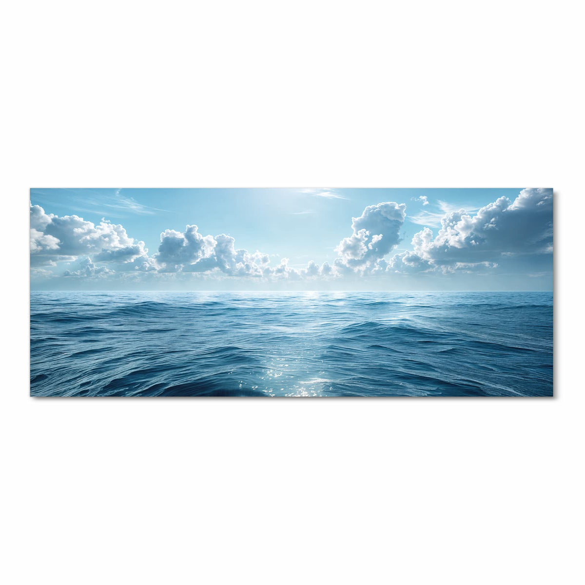Weiter blauer Ozean mit Kräuselwellen unter Schönwetterwolken und Sonne