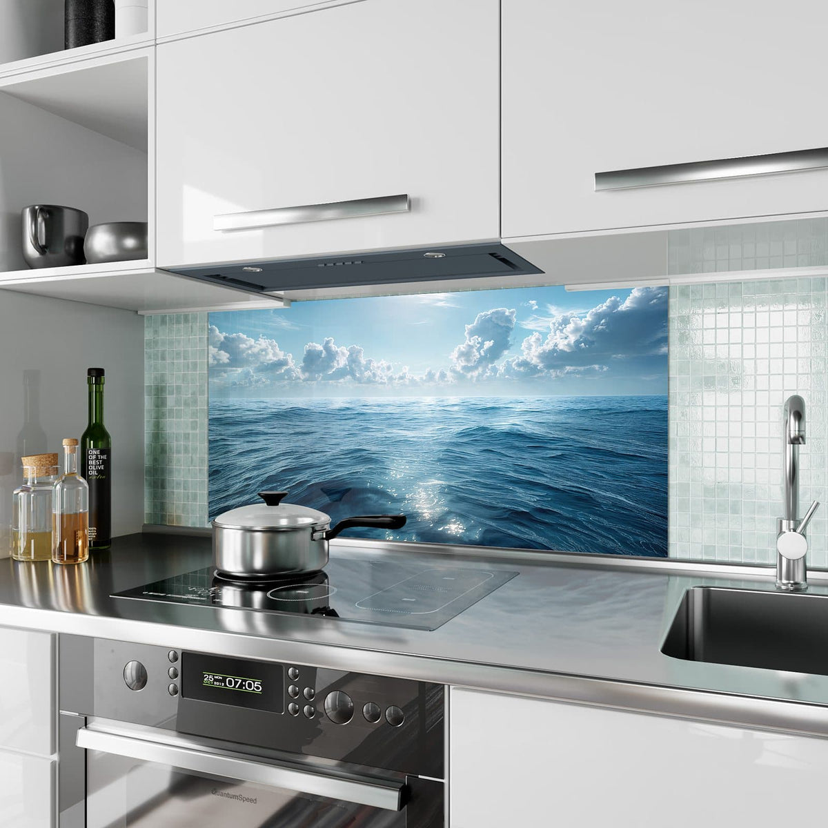 Küchenrückwand aus Glas Ozean unter Wolken im Hochformat als Spritzschutz hinter dem Kochfeld, über dem Fliesenspiegel montiert