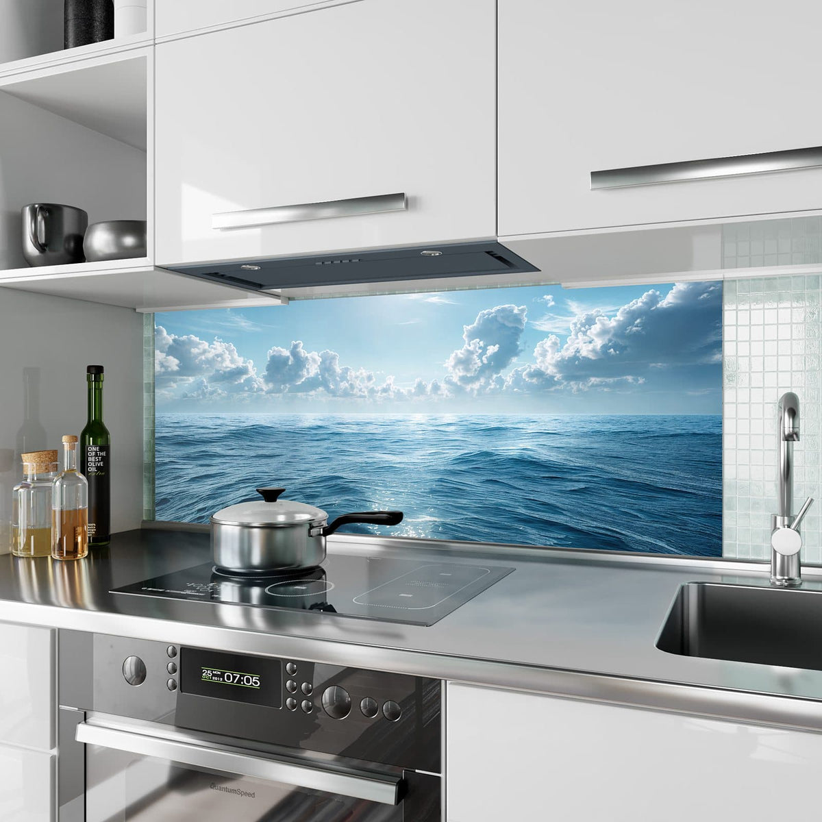 Küchenrückwand aus Glas Ozean unter Wolken im Hochformat als Spritzschutz hinter dem Kochfeld, über dem Fliesenspiegel montiert