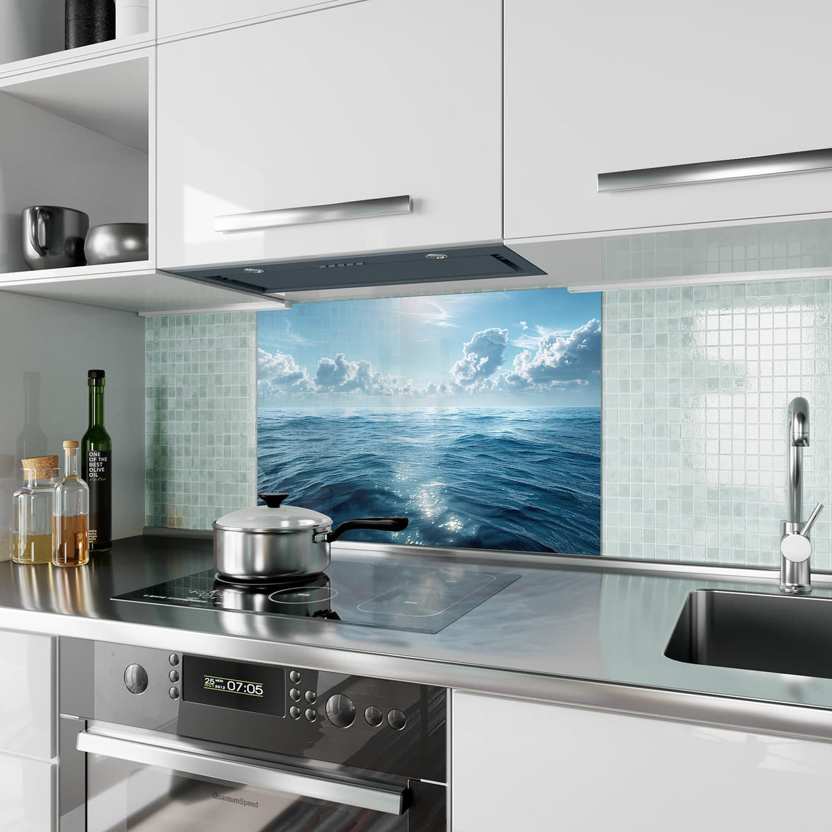 Küchenrückwand aus Glas Ozean unter Wolken im Hochformat als Spritzschutz hinter dem Kochfeld, über dem Fliesenspiegel montiert