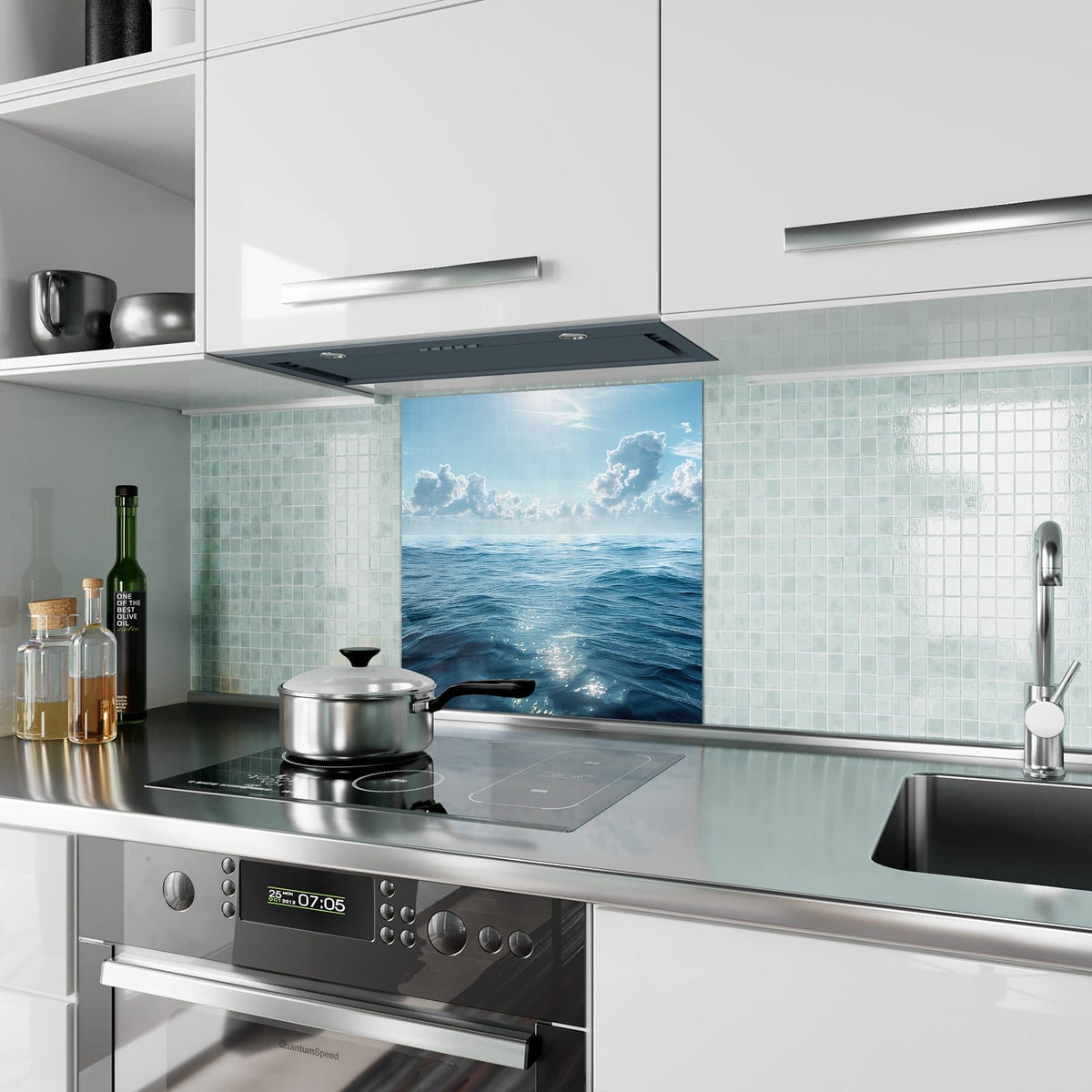Küchenrückwand aus Glas Ozean unter Wolken im quadratischen Format als Spritzschutz hinter dem Kochfeld, über dem Fliesenspiegel montiert