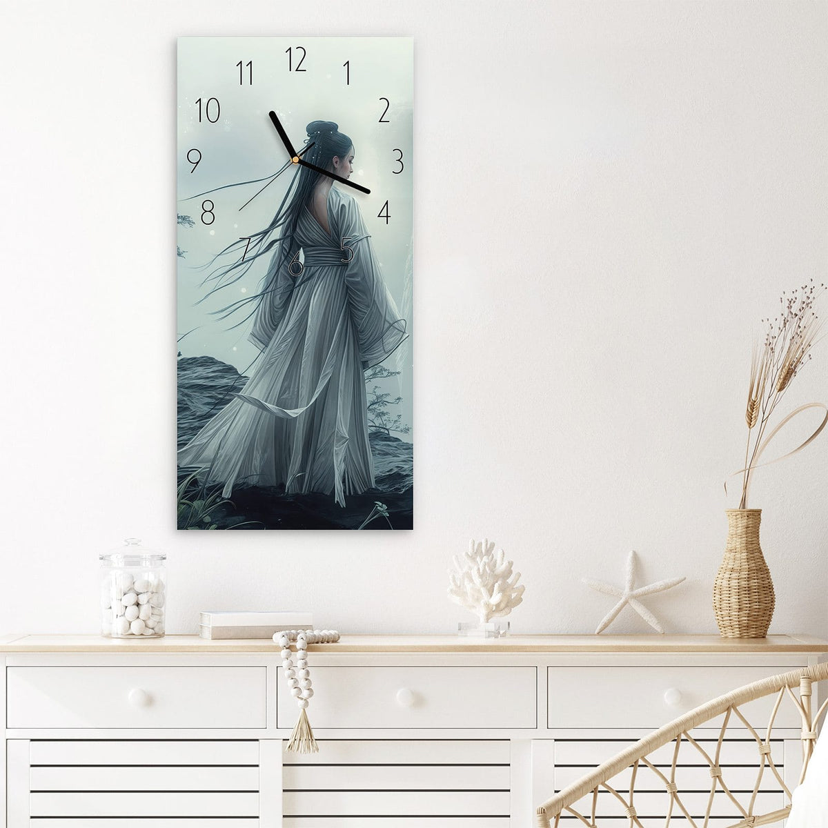 Wanduhr Frau Am Wasserfall aus Glas – Frau am nebligen Wasserfall