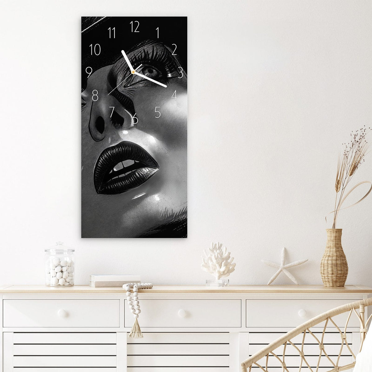 Wanduhr Schattenporträt aus Glas – Gesicht im Schatten eines Hutes