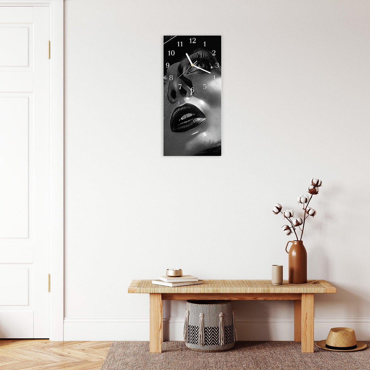 Moderne Wanduhr aus Glas mit Farbtiefe – Wanduhr Schattenporträt aus Glas – Hochformat 30 × 60 cm