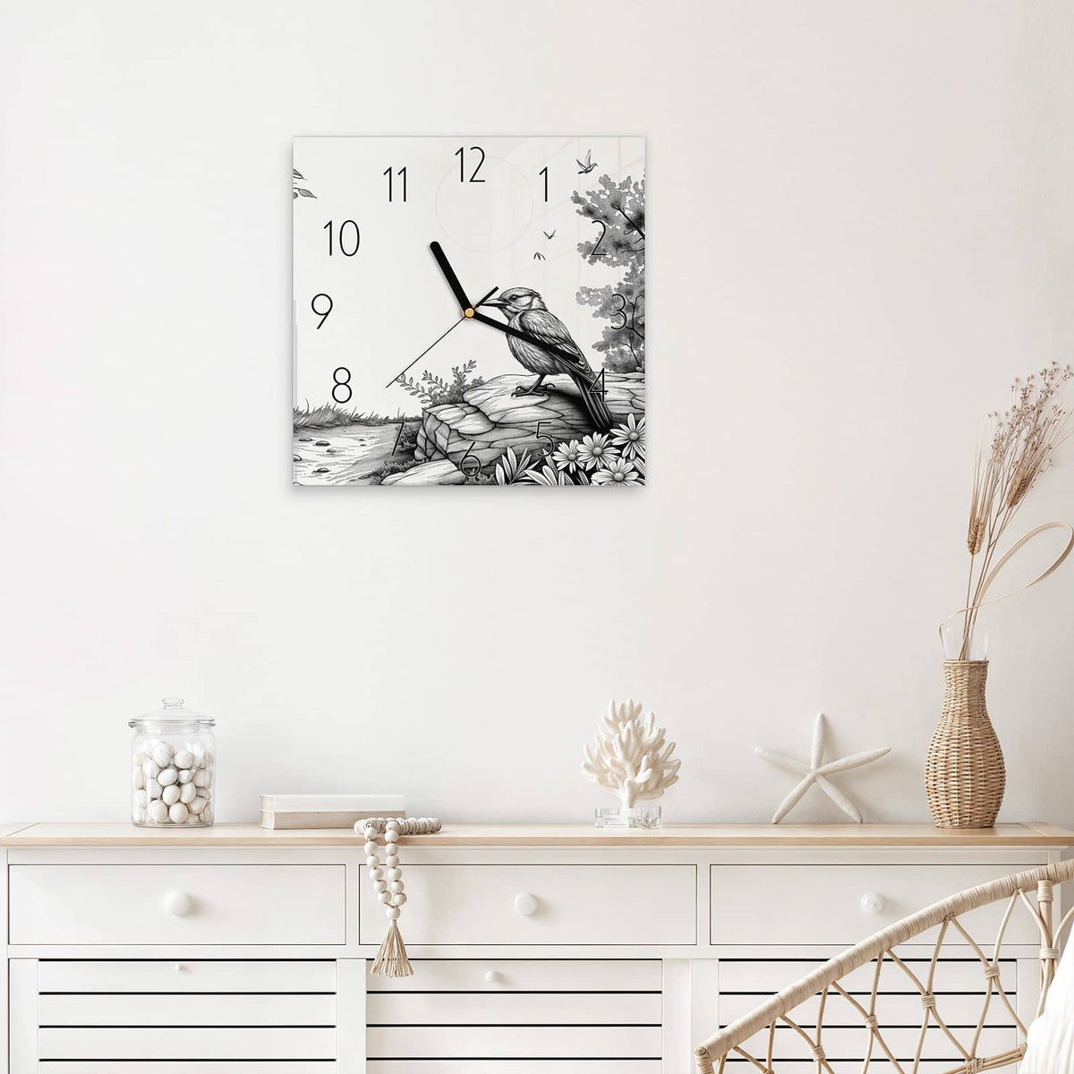 Quadratische Wanduhr aus Glas Vogel auf dem Felsen mit Ziffernblatt Elegant über einem weißen Sideboard