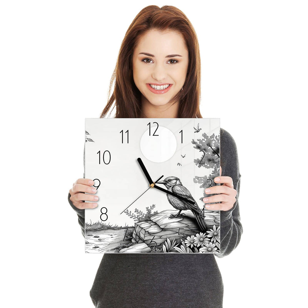 Quadratische Wanduhr aus Glas Vogel auf dem Felsen in zwei Händen gehalten – Größenvergleich, 30 × 30 cm