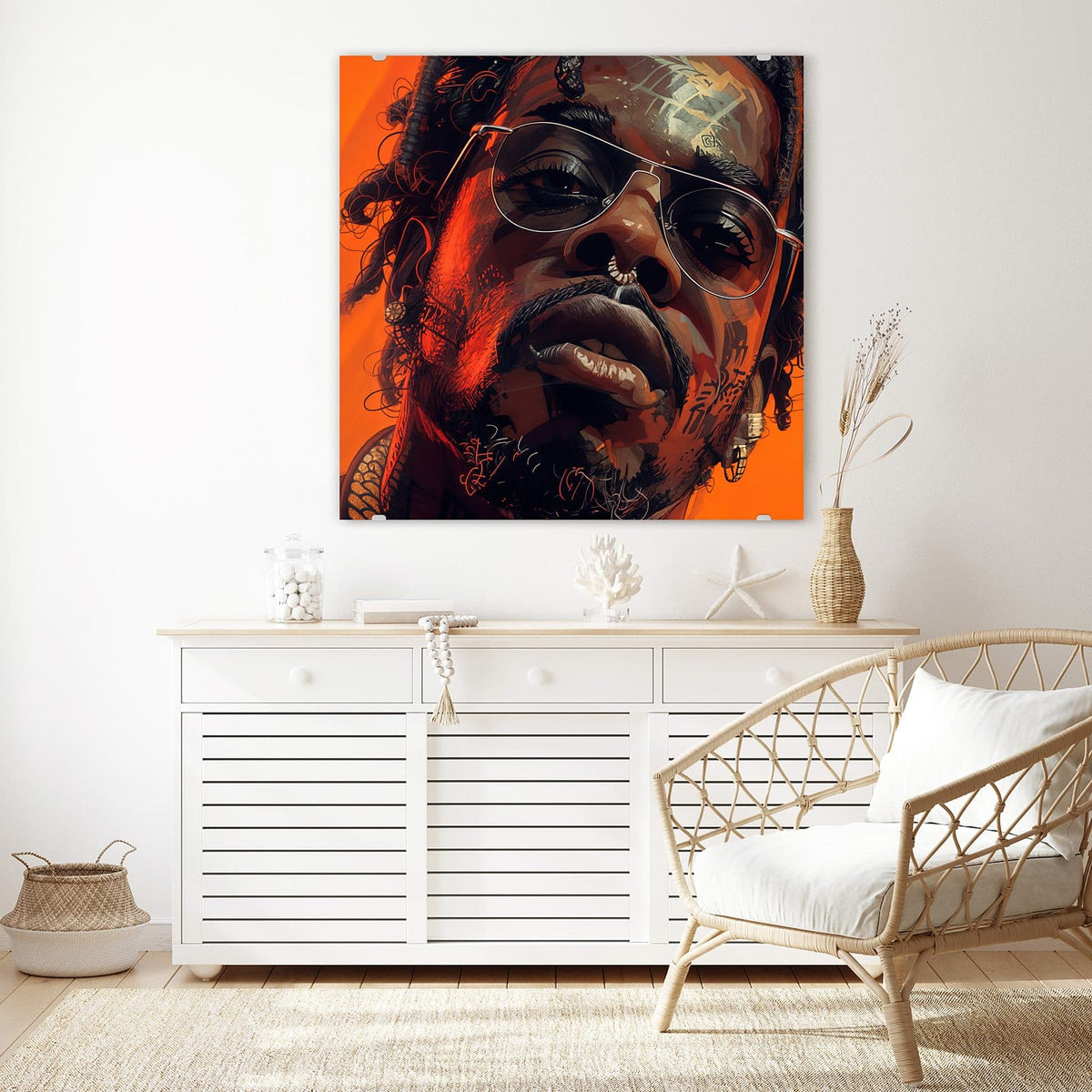 Glasbild Mann mit Pilotenbrille an der Wand – Nahes Porträt eines Mannes mit verspiegelter Pilotenbrille, Dreadlocks und Tattoos vor Orange