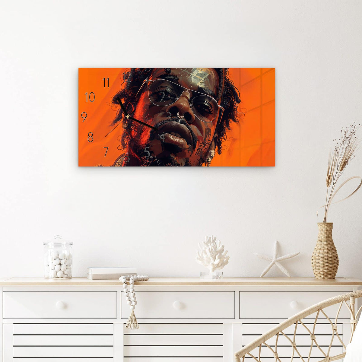 Wanduhr Stilvolle Brillengesicht aus Glas – Querformat 60 × 30 cm – Markantes Porträt vor Orange