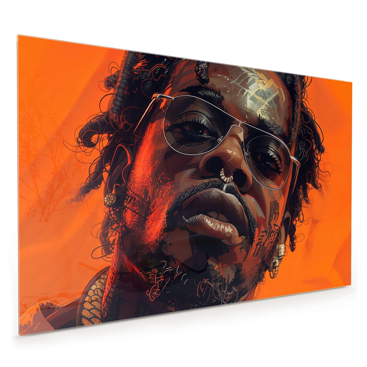 Küchenrückwand aus Glas im Hochformat: Nahes Porträt eines Mannes mit verspiegelter Pilotenbrille, Dreadlocks und Tattoos vor Orange