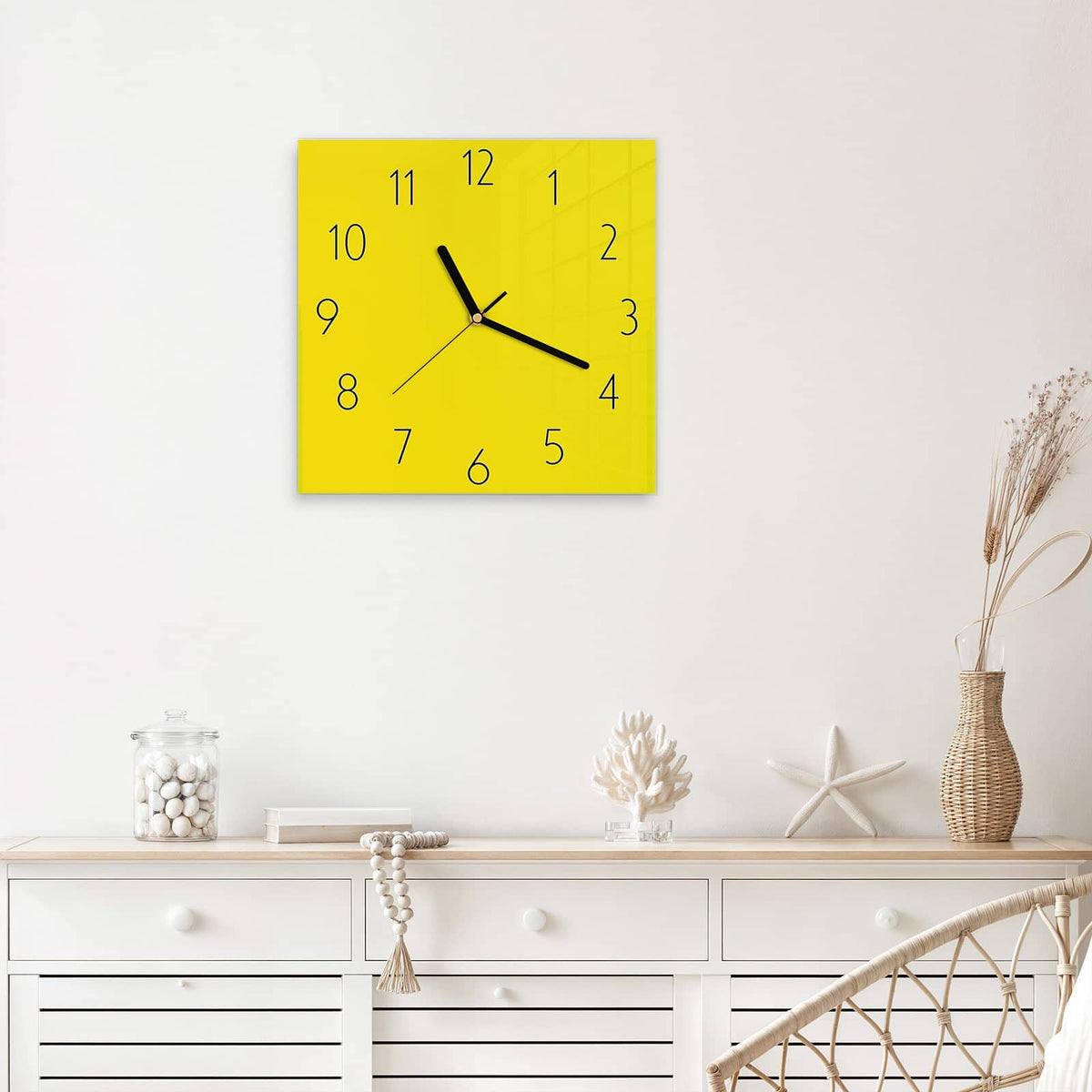 Wanduhr Kanariengelb aus Glas – Quadratisch 30 × 30 cm – Kräftiges Gelb ohne Muster