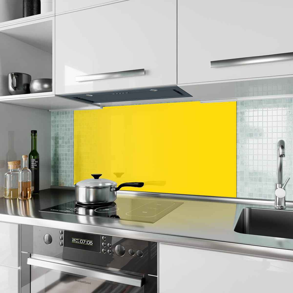 Küchenrückwand aus Glas Kanariengelb im Hochformat als Spritzschutz hinter dem Kochfeld, über dem Fliesenspiegel montiert