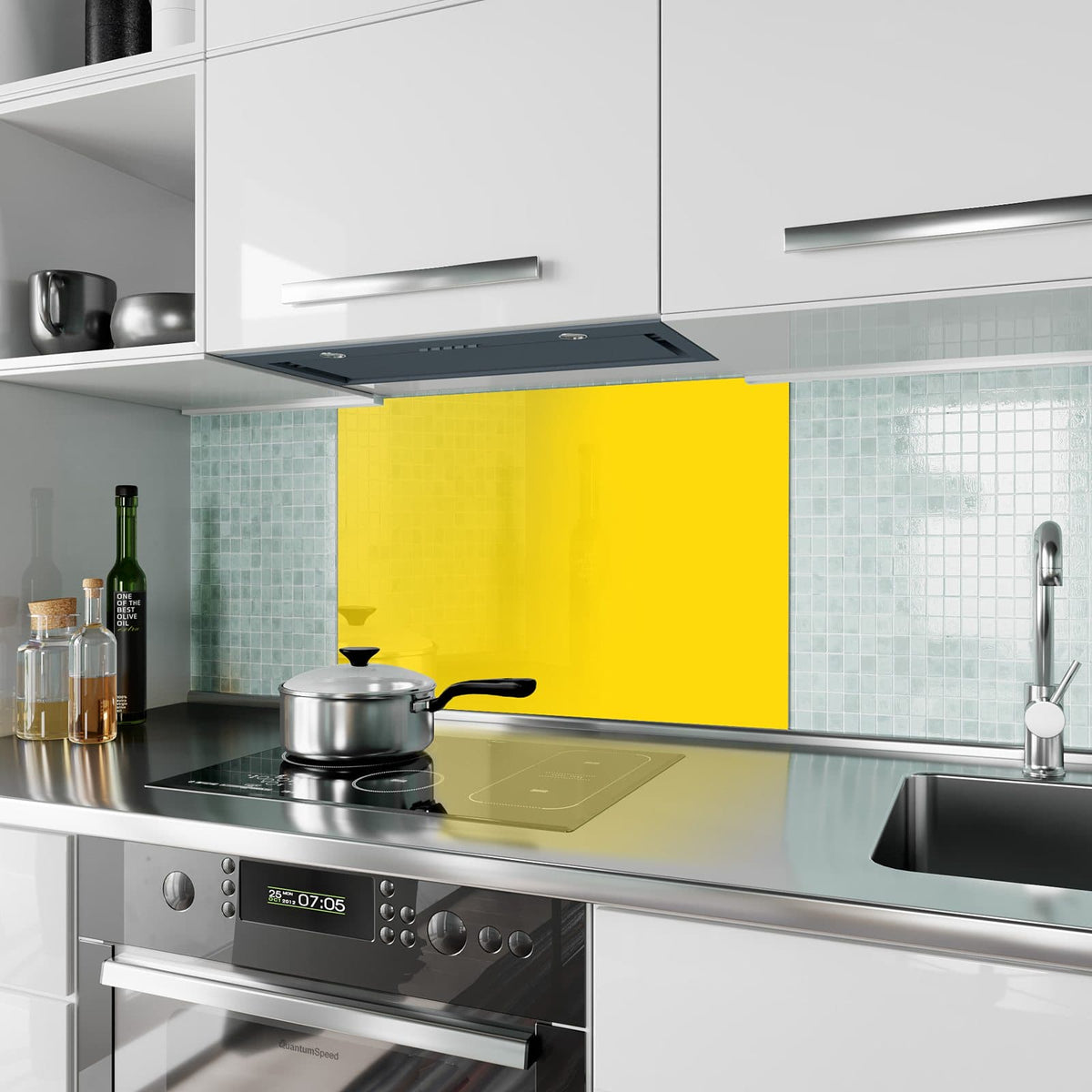 Küchenrückwand aus Glas Kanariengelb im Hochformat als Spritzschutz hinter dem Kochfeld, über dem Fliesenspiegel montiert
