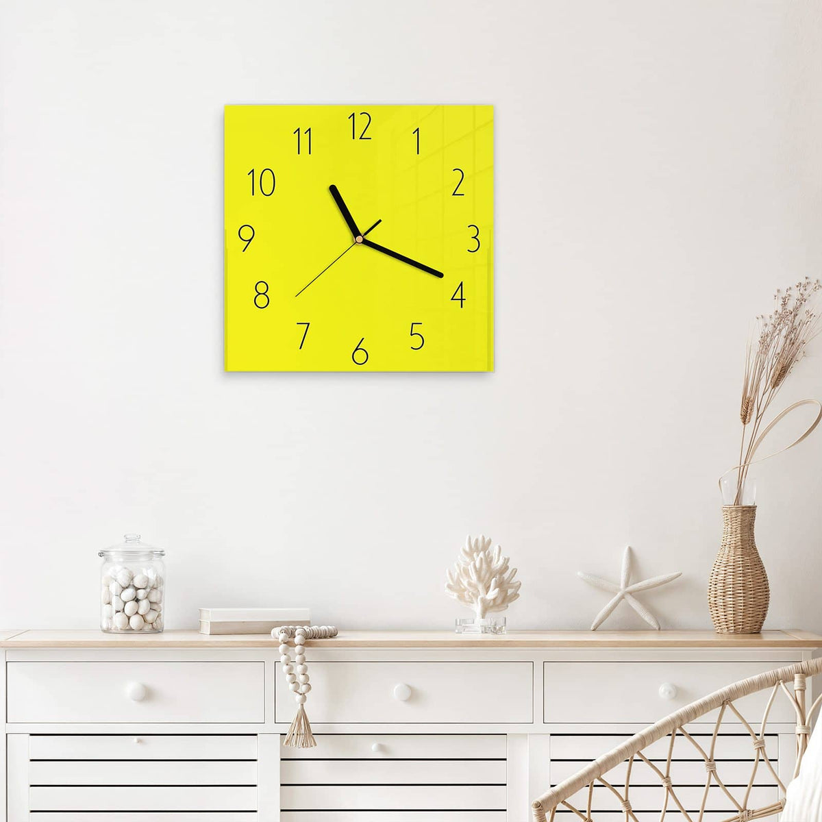 Wanduhr Sonnengelb aus Glas – Quadratisch 30 × 30 cm – Sonniges Gelb als klare Fläche