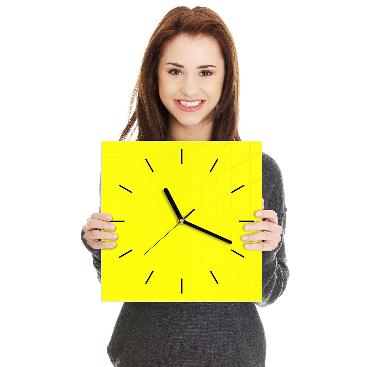 Quadratische Wanduhr aus Glas Zitronengelb in zwei Händen gehalten – Größenvergleich, 30 × 30 cm