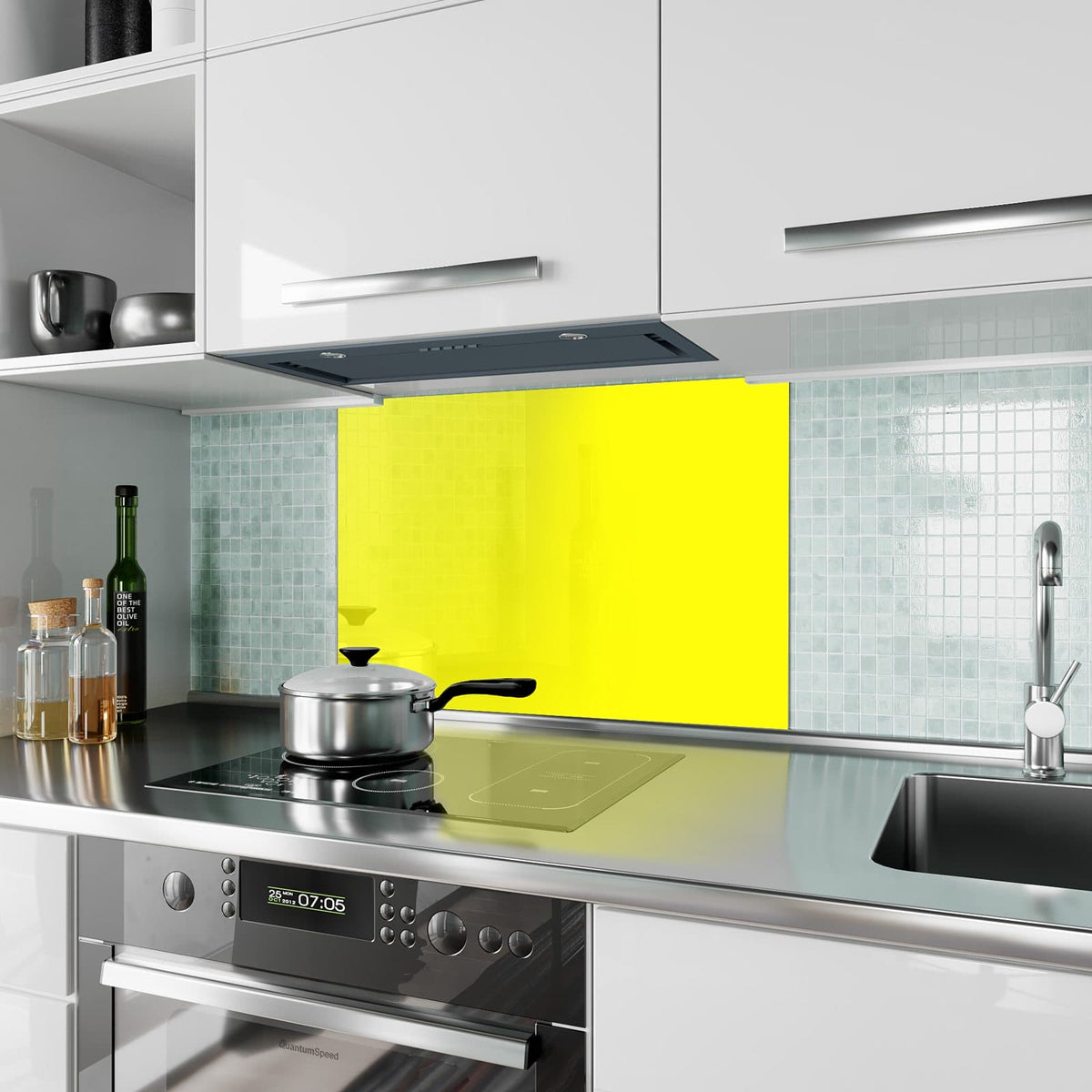 Küchenrückwand aus Glas Zitronengelb im Hochformat als Spritzschutz hinter dem Kochfeld, über dem Fliesenspiegel montiert