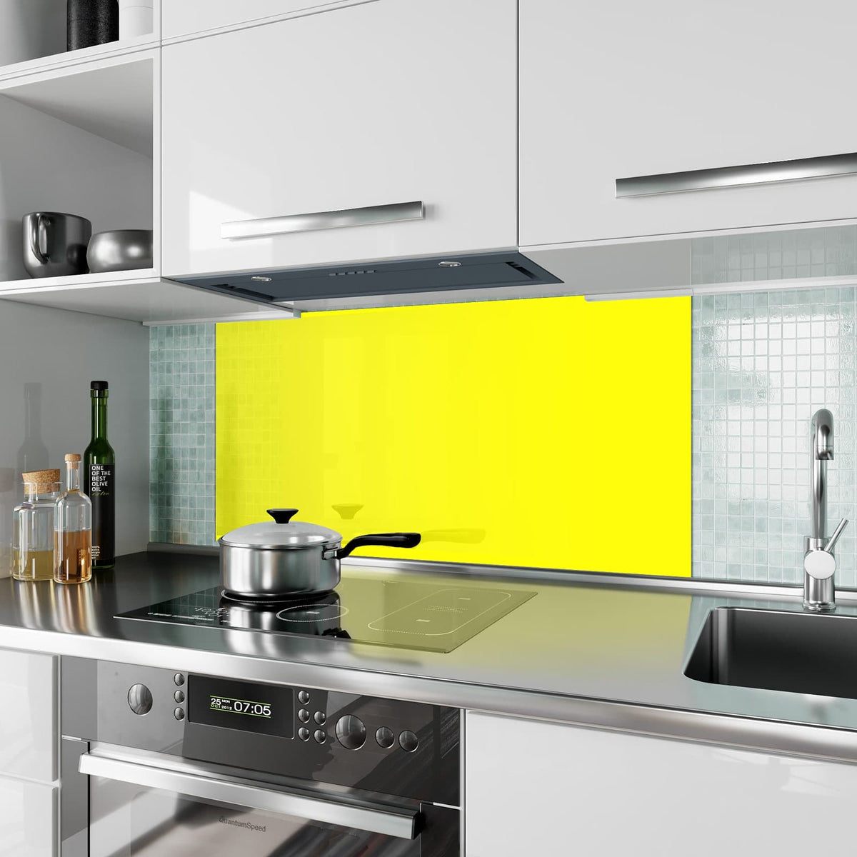 Küchenrückwand aus Glas Zitronengelb im Hochformat als Spritzschutz hinter dem Kochfeld, über dem Fliesenspiegel montiert