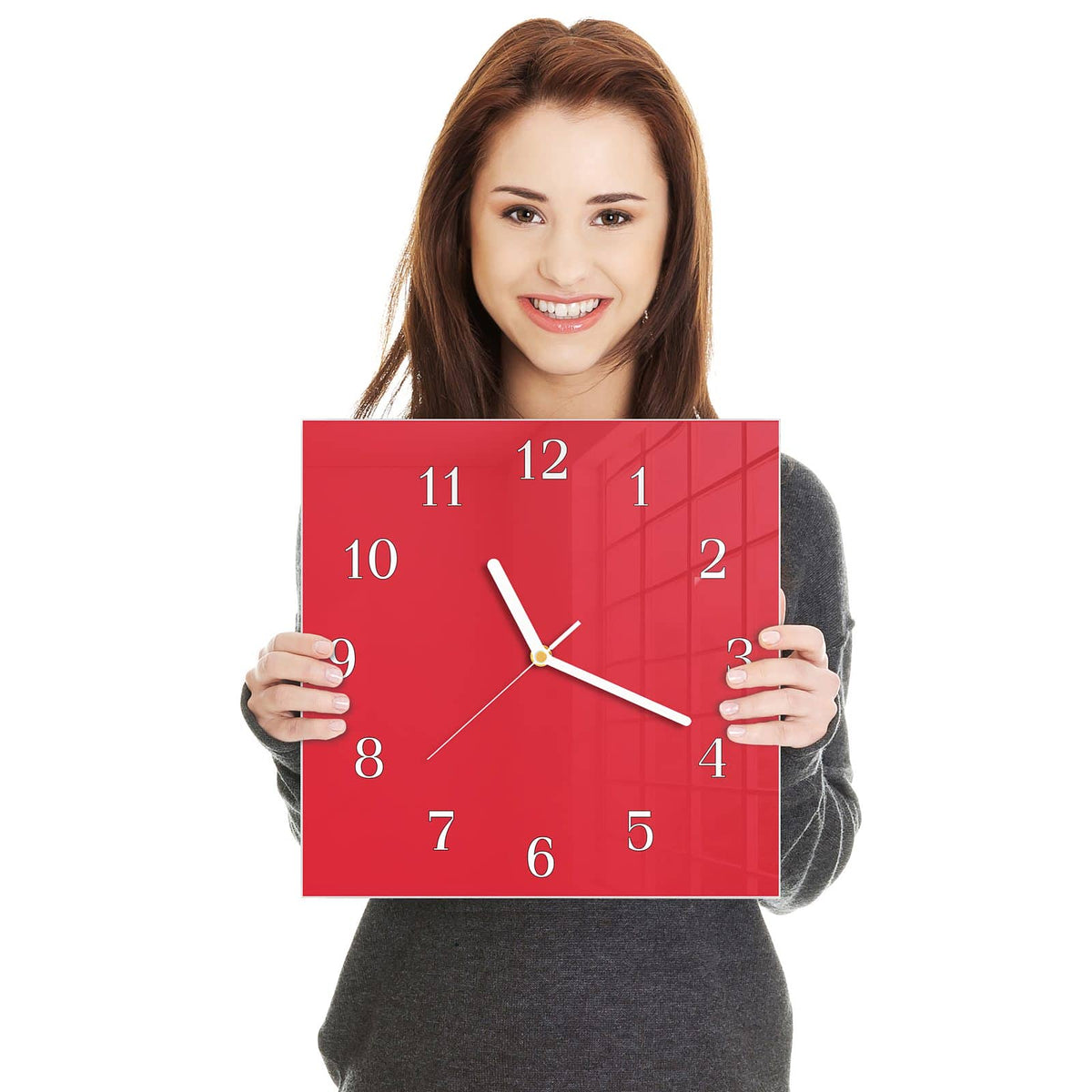 Quadratische Wanduhr aus Glas Pinkroter Hintergrund in zwei Händen gehalten – Größenvergleich, 30 × 30 cm