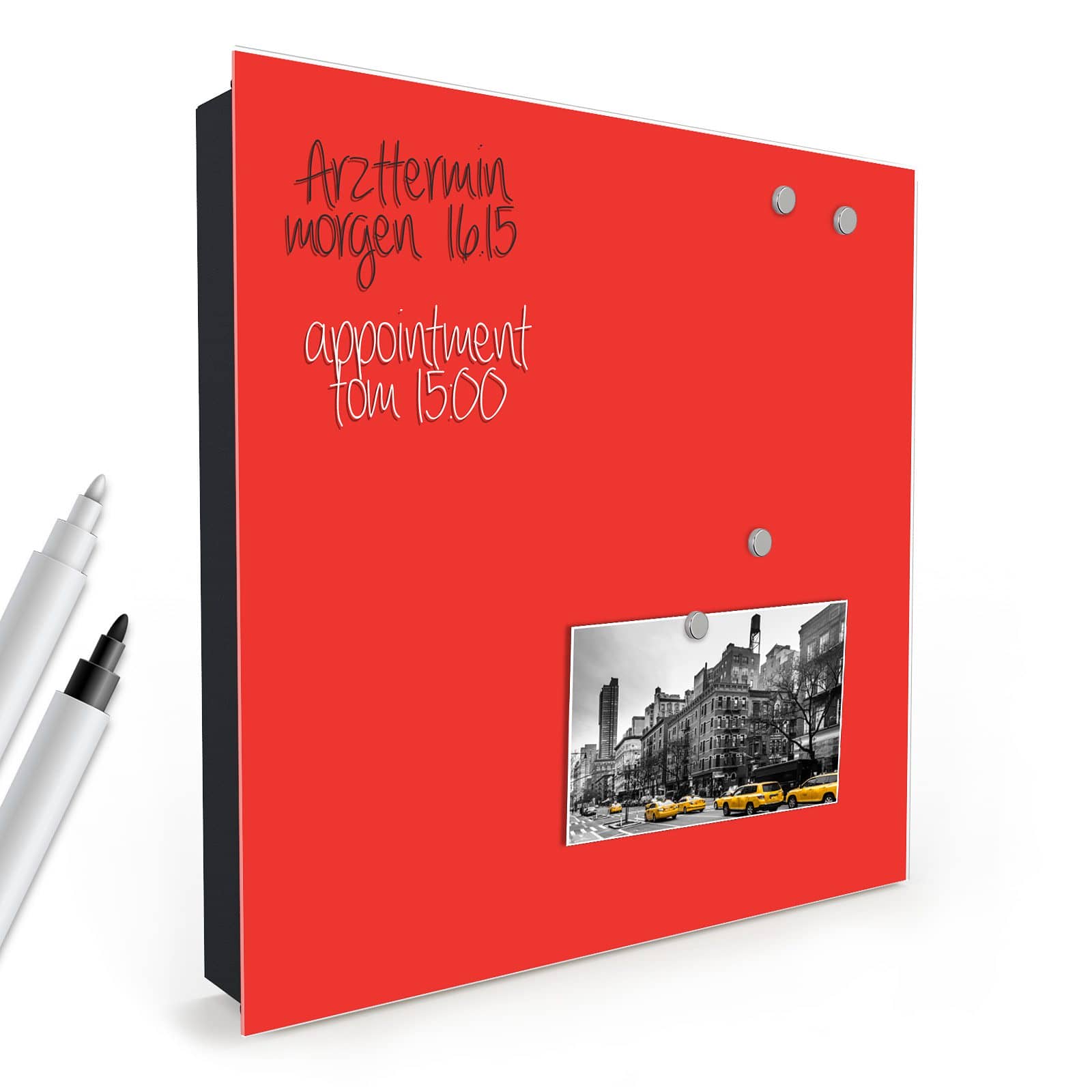 Pflegeleichter Schlüsselkasten mit Glasscheibe und Motiv Roter Hintergrund I in schräger Produktansicht mit Zubehör