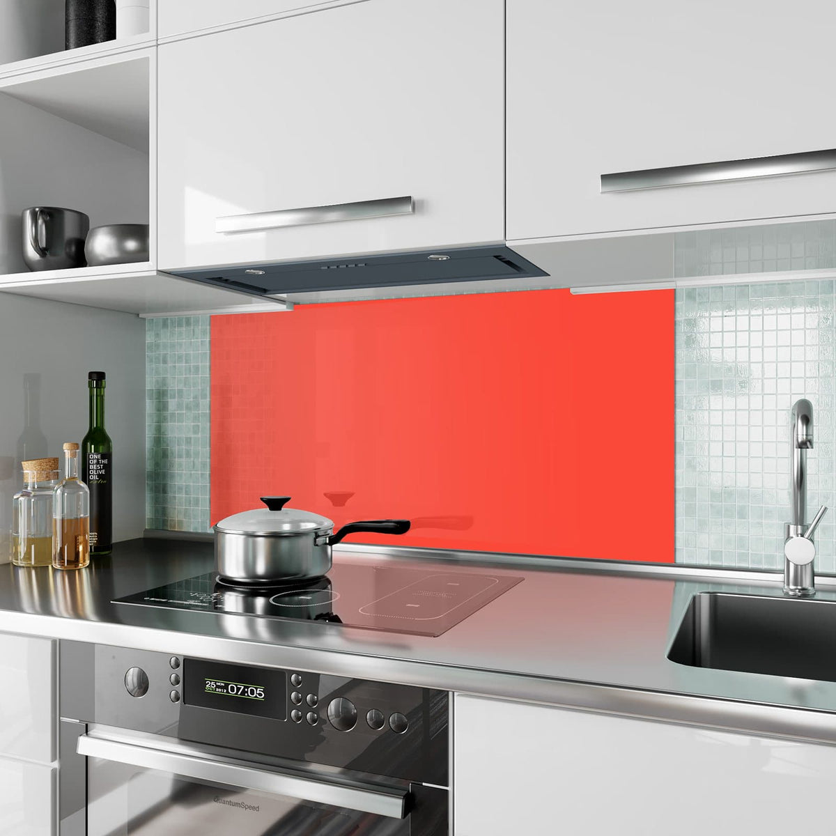 Küchenrückwand aus Glas Tomatenrot im Hochformat als Spritzschutz hinter dem Kochfeld, über dem Fliesenspiegel montiert