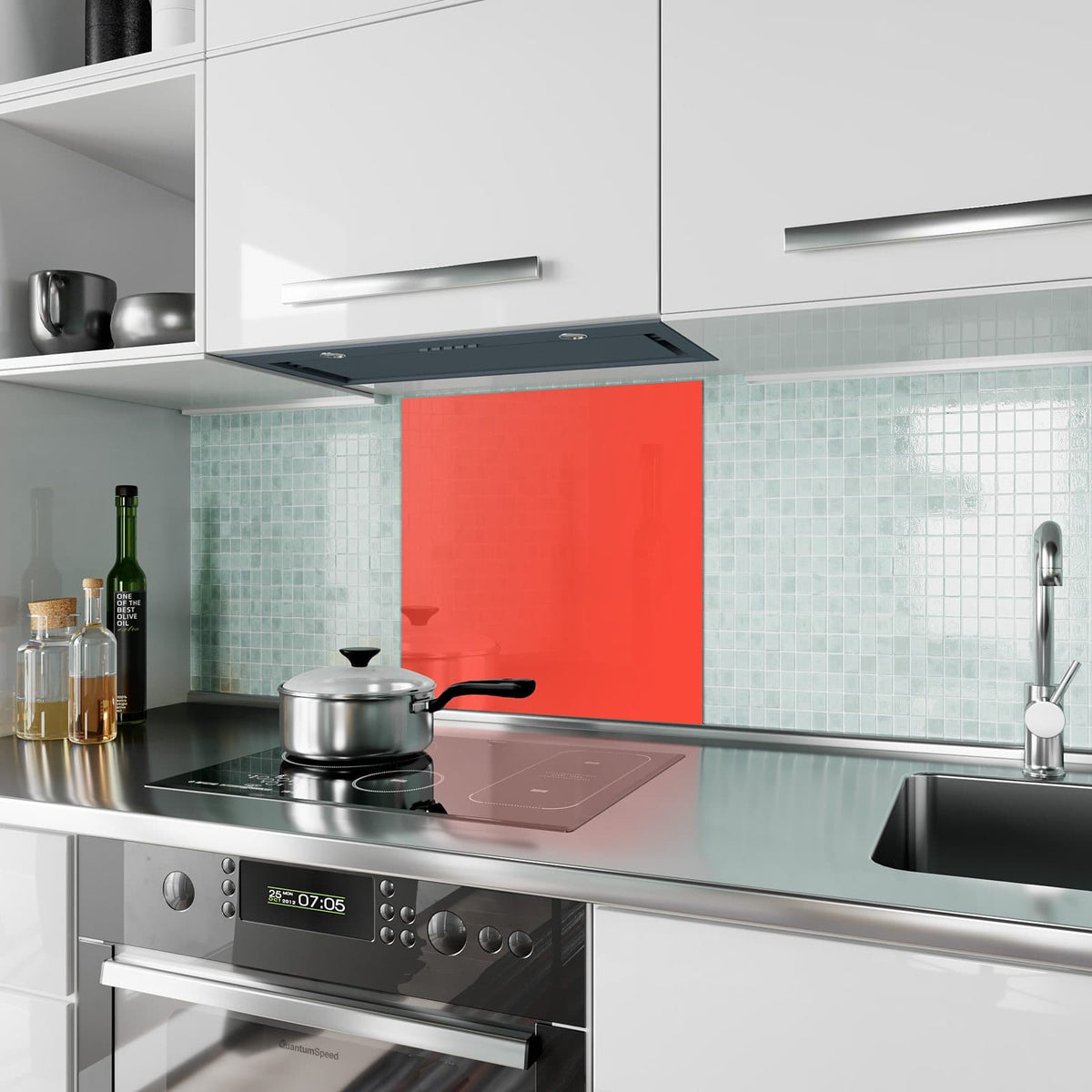 Küchenrückwand aus Glas Tomatenrot im quadratischen Format als Spritzschutz hinter dem Kochfeld, über dem Fliesenspiegel montiert