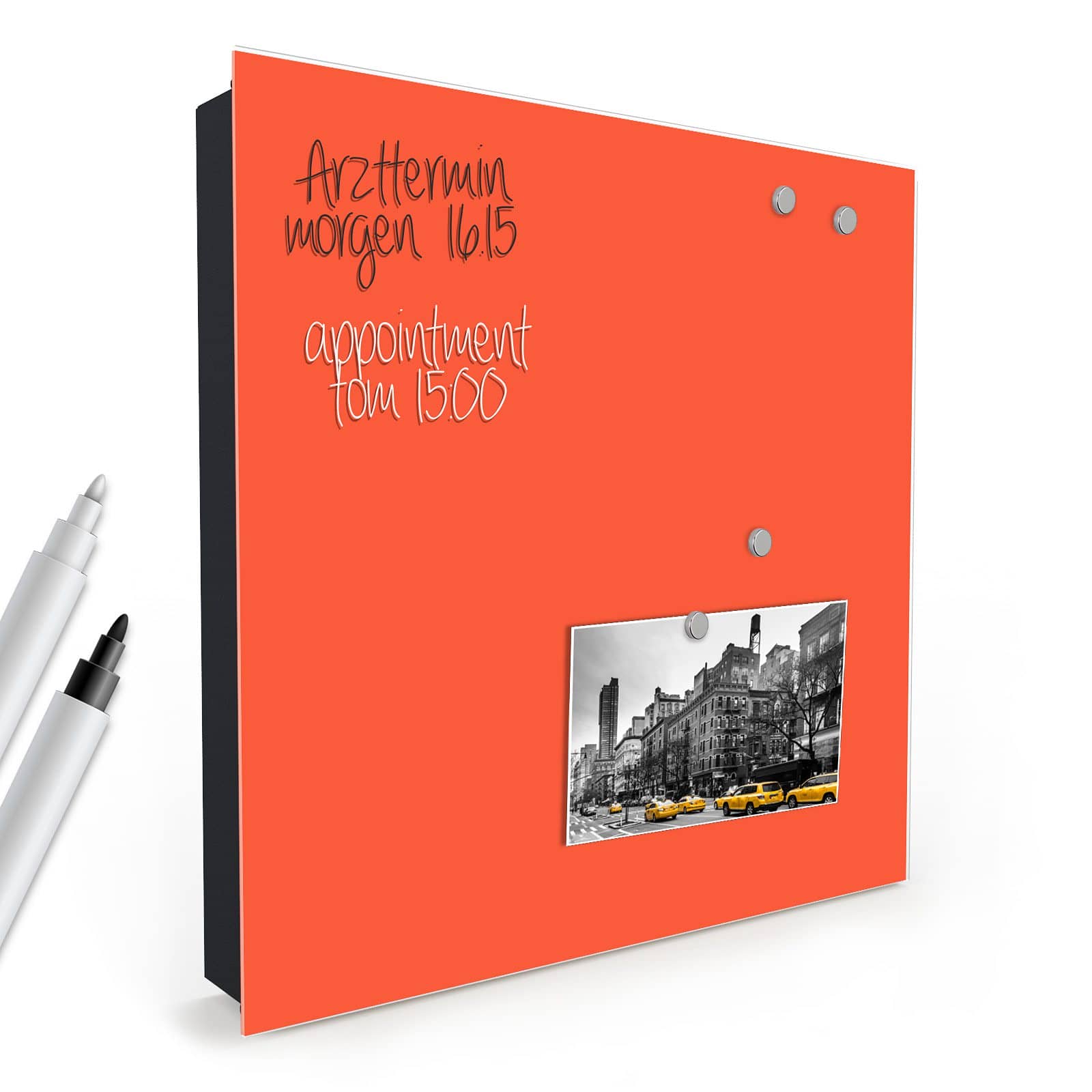 Beschreibbarer Schlüsselkasten Metall mit Motiv Rot-Oranger Hintergrund in schräger Produktansicht mit Zubehör