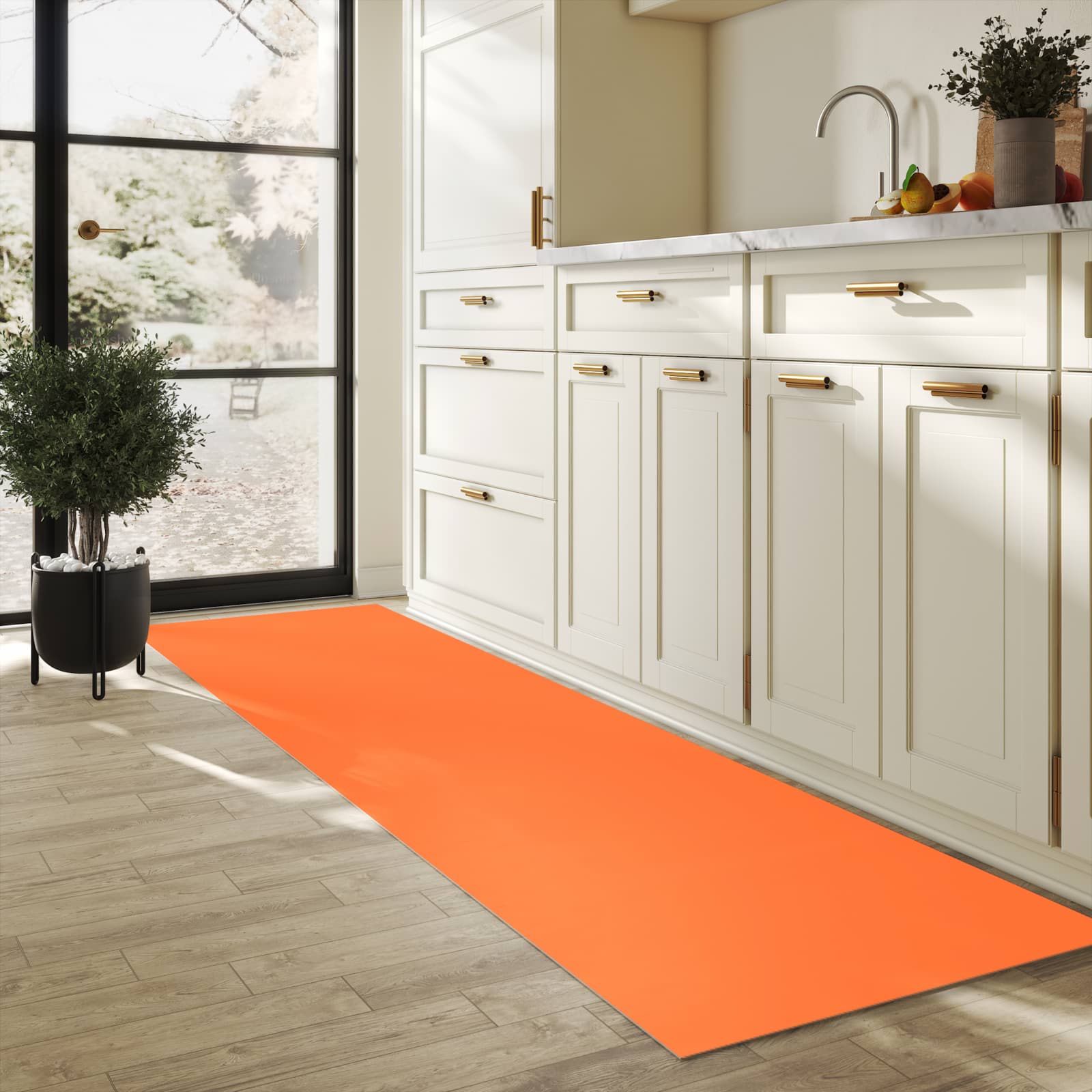 Schmutzabweisender waschbarer Küchenläufer mit Motiv Dunkeloranger Hintergrund II in heller Küche