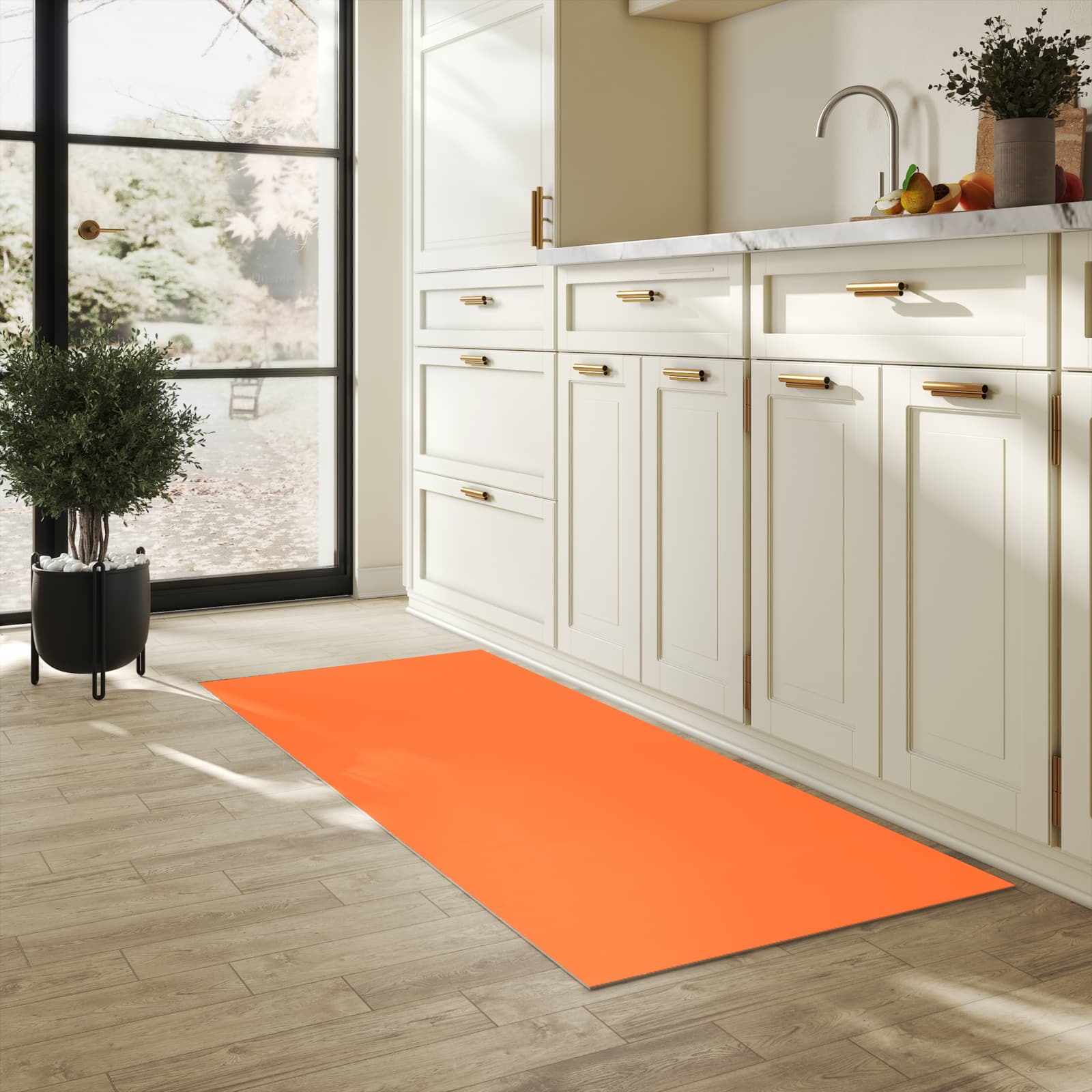 Komfortabler Küchenläufer mit Motiv Dunkeloranger Hintergrund II in heller Küche für angenehmes Stehen