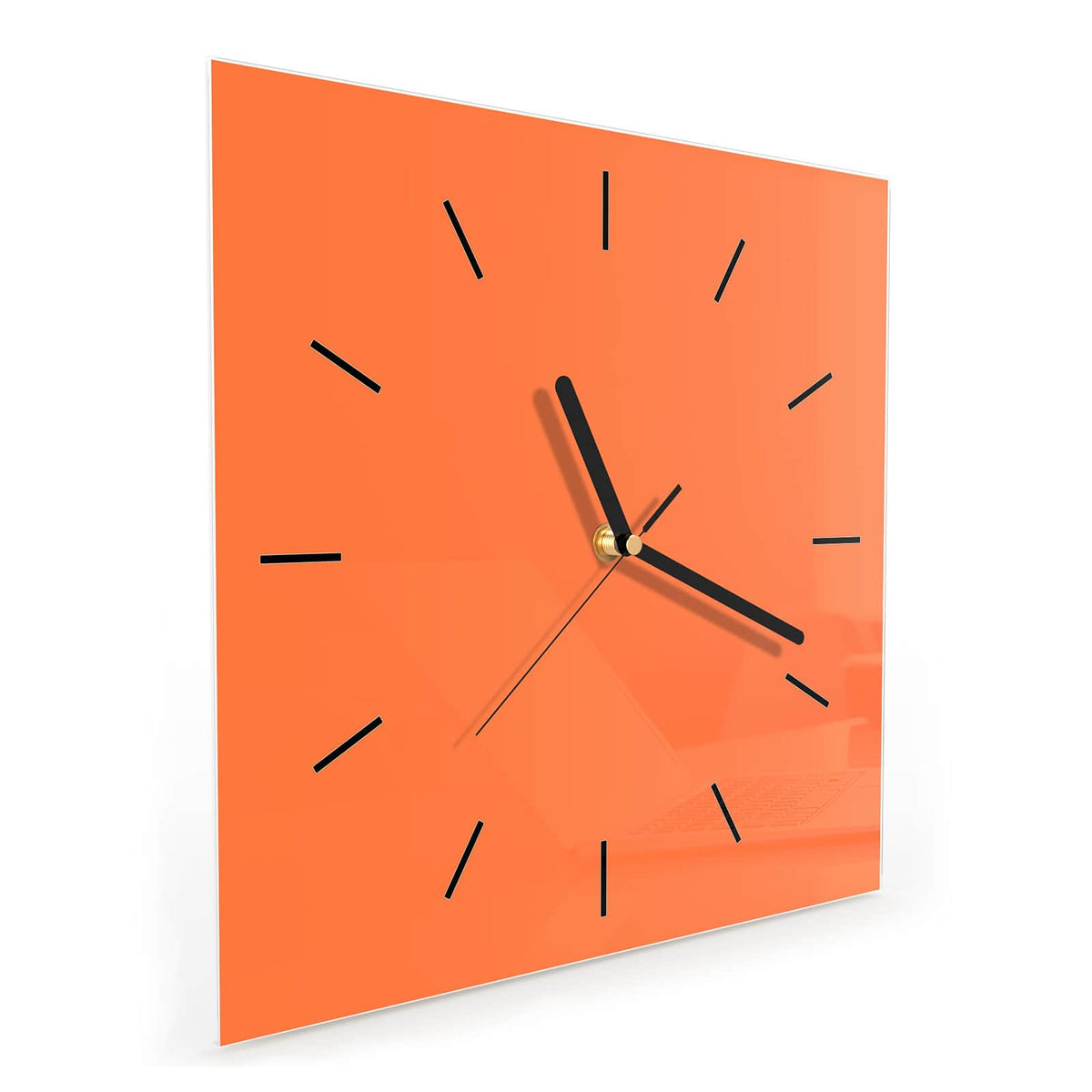 Quadratische Wanduhr aus Glas Korallenorange schräg von der Seite, 4 mm starkes Glas