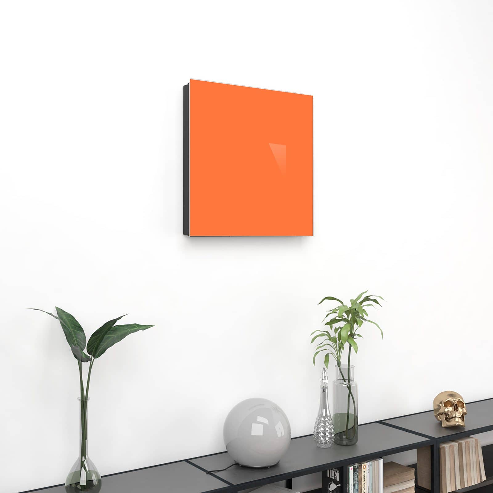 Stabile Schlüsselbox mit Motiv Dunkeloranger Hintergrund II an Wand im Wohnzimmer