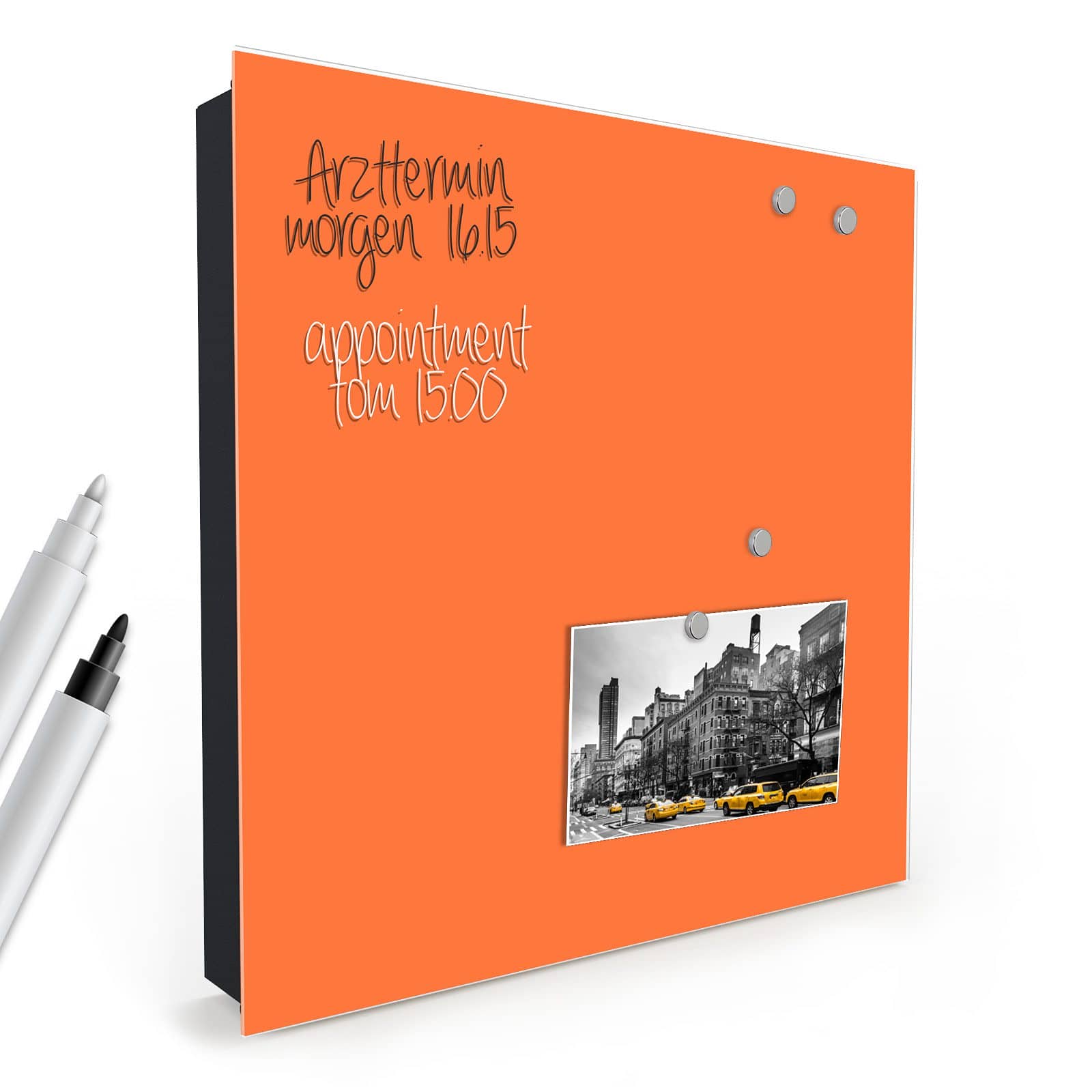 Aufgeräumter Schlüsselkasten mit Motiv Dunkeloranger Hintergrund II in schräger Produktansicht mit Zubehör