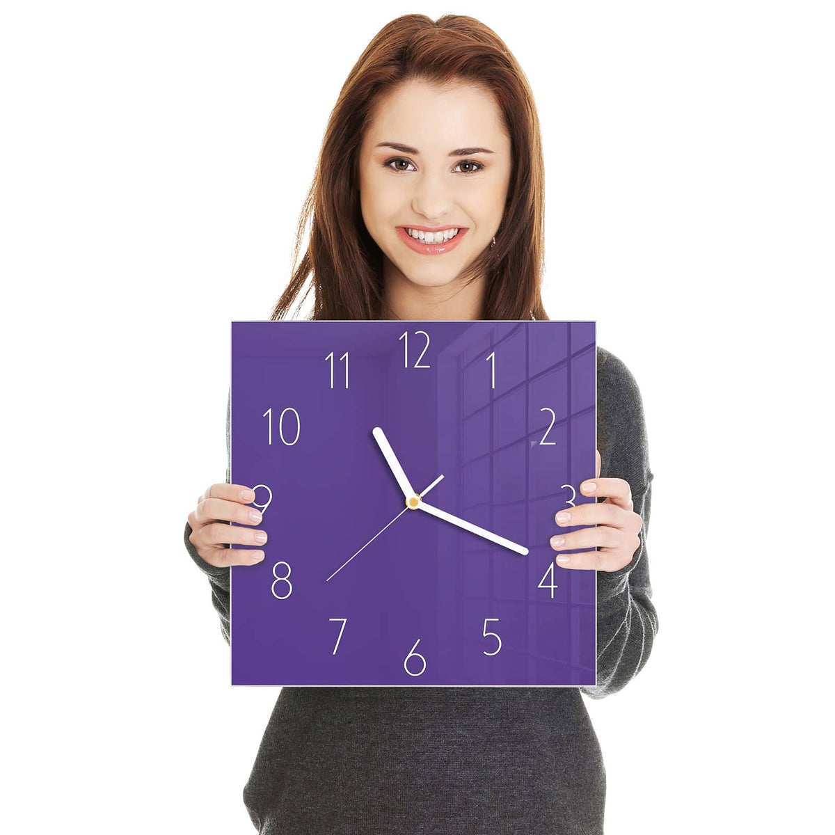 Quadratische Wanduhr aus Glas Amethyst in zwei Händen gehalten – Größenvergleich, 30 × 30 cm