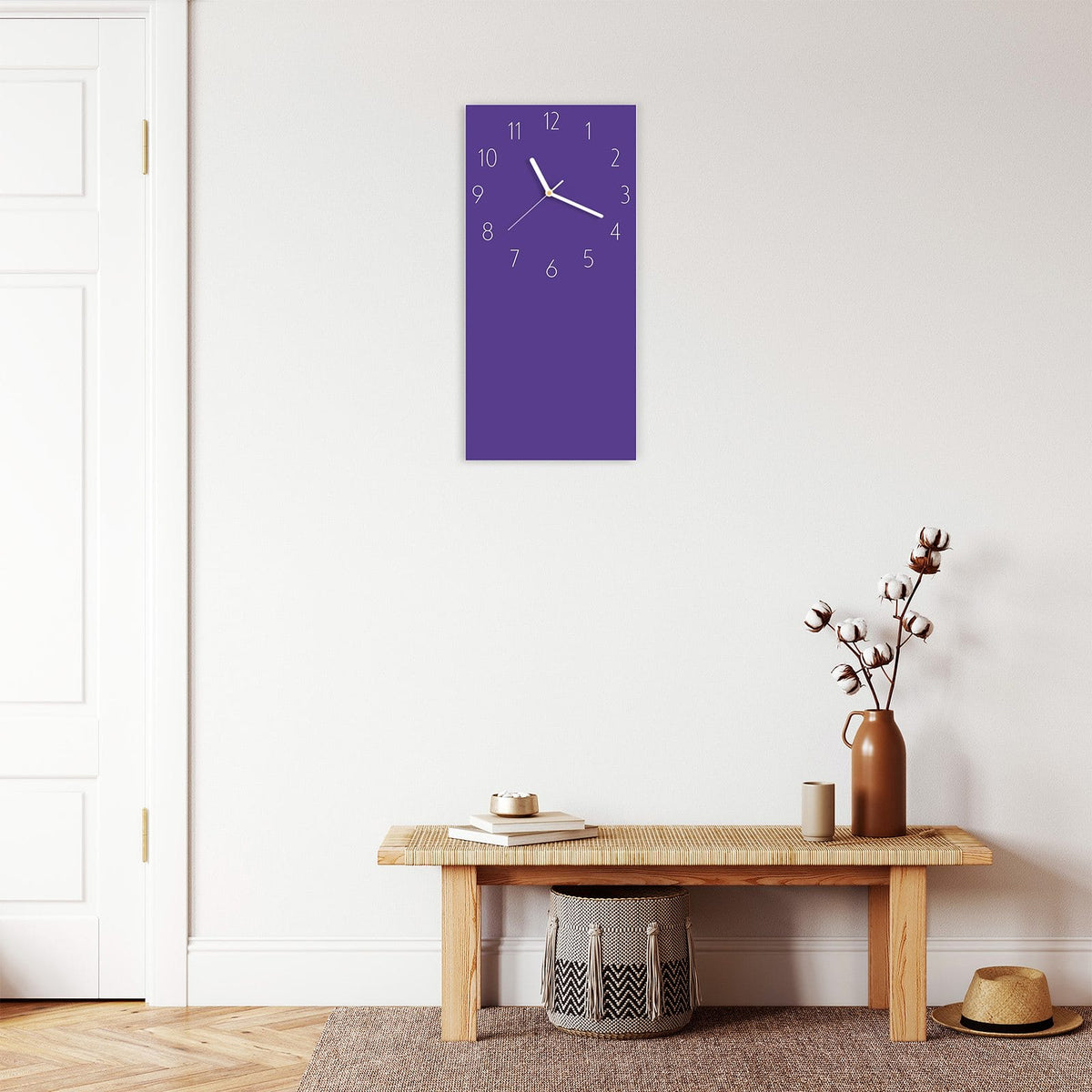 Wanduhr aus Glas im Hochformat Amethyst mit Ziffernblatt Elegant über einer Holzbank im Flur