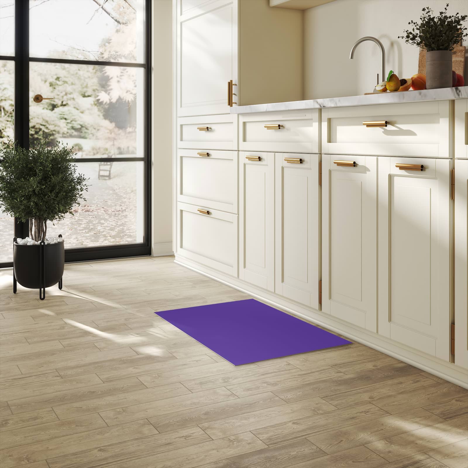 Waschbarer Küchenteppich mit Motiv Lila Hintergrund I in heller Küche