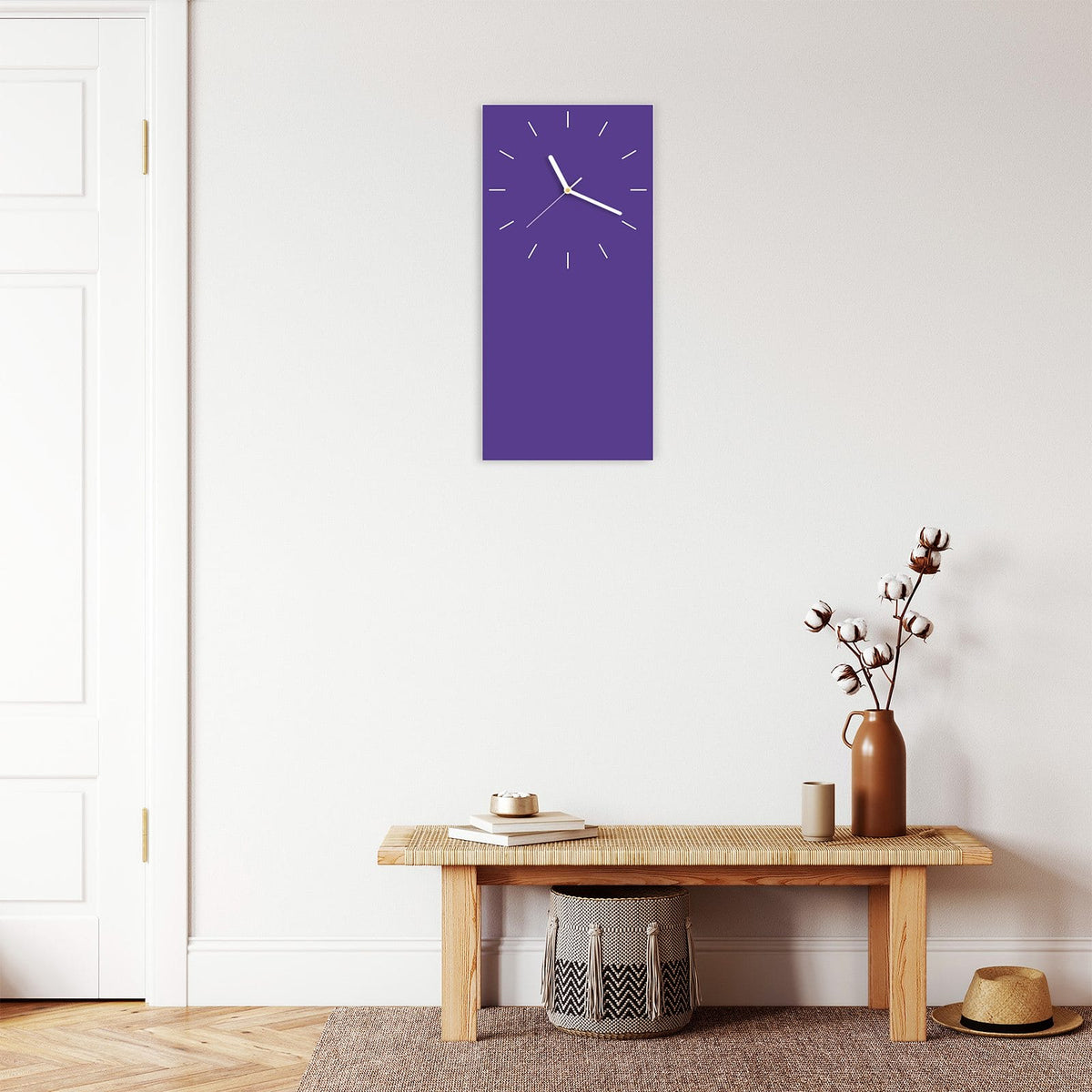 Wanduhr aus Glas im Hochformat Amethyst mit Ziffernblatt Linie über einer Holzbank im Flur