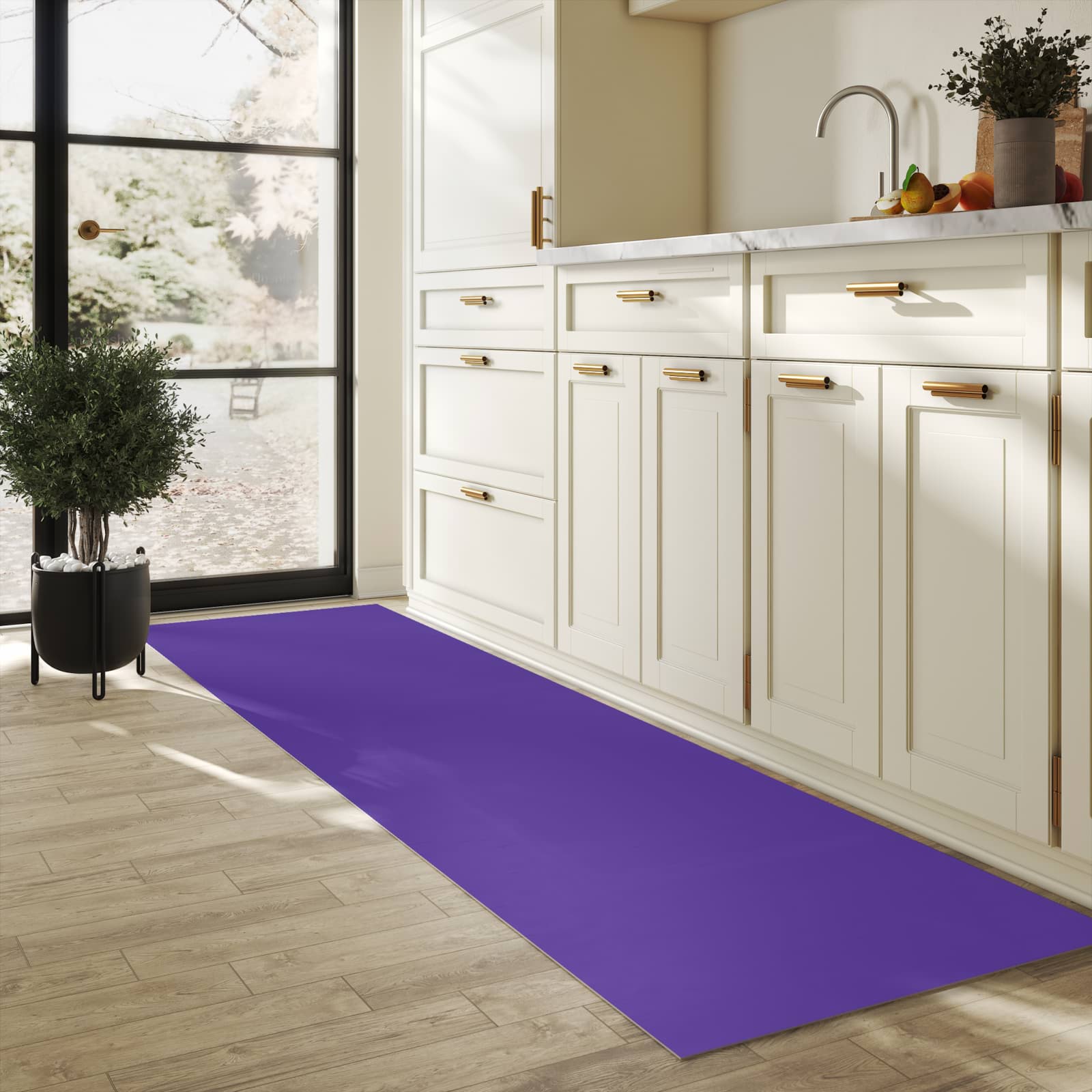 Bodenschonender Küchenteppich mit Motiv Lila Hintergrund I in heller Küche