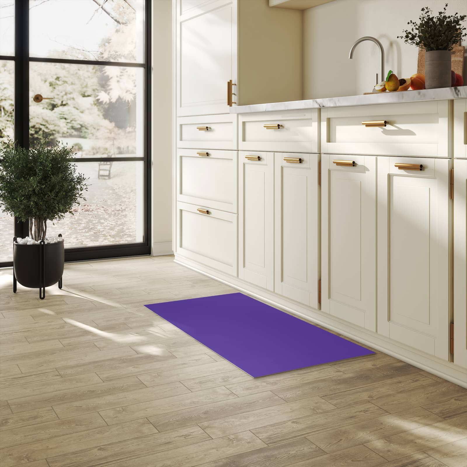 Komfortabler Küchenläufer nach Maß mit Motiv Lila Hintergrund I in heller Küche