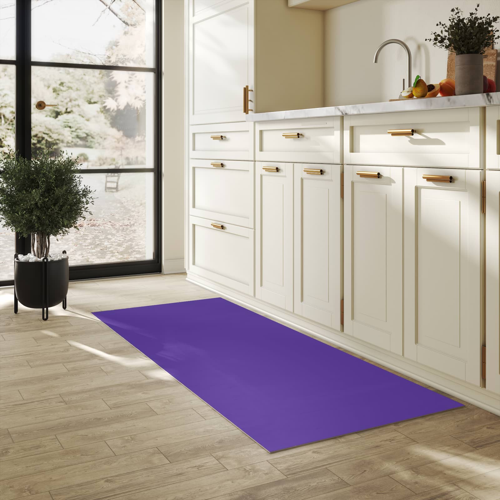 Langlebiger Küchenteppich mit Motiv Lila Hintergrund I in heller Küche