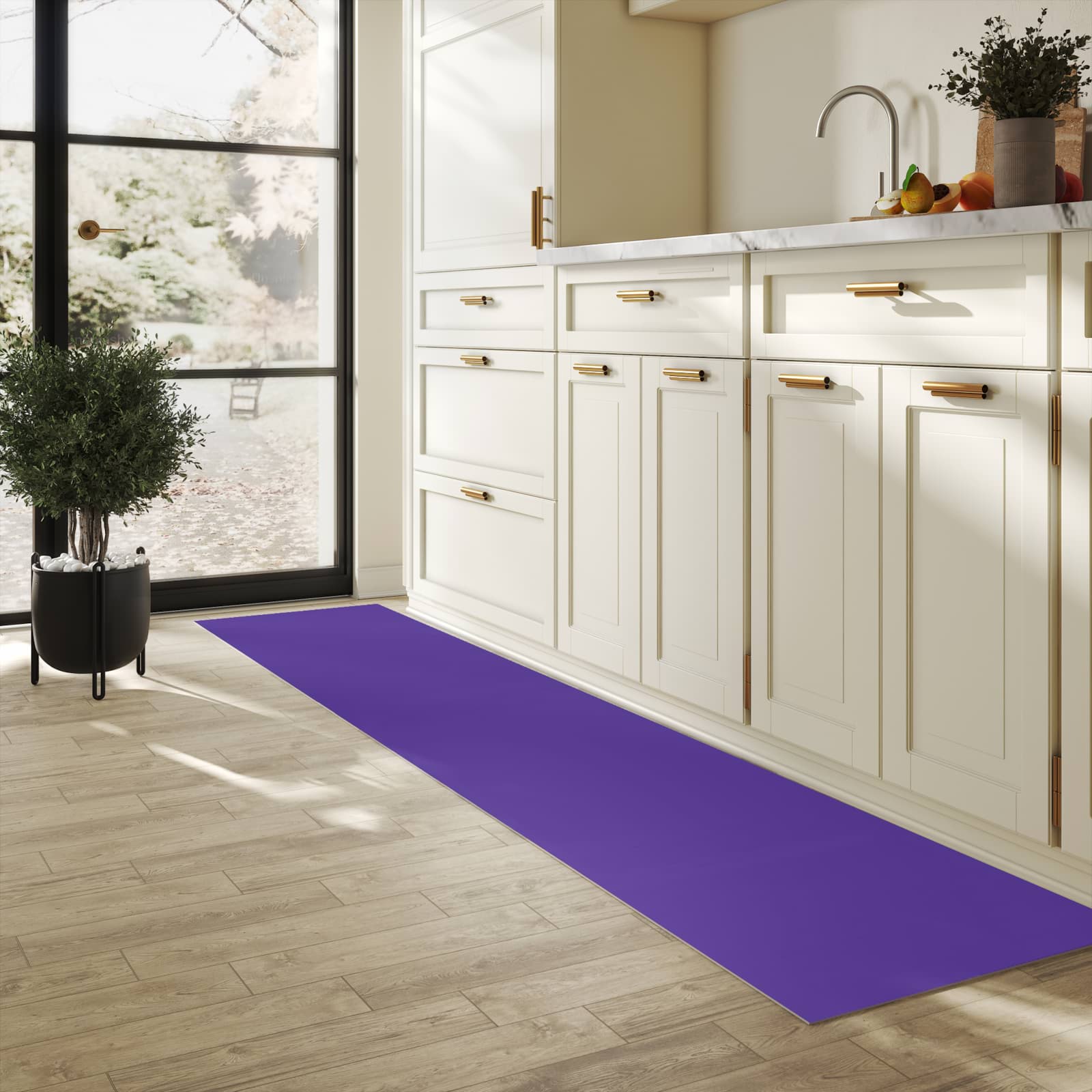 Strapazierfähiger Küchenteppich mit Motiv Lila Hintergrund I in heller Küche