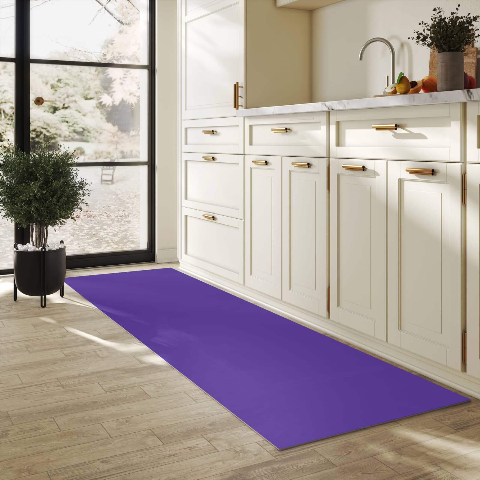 Feuchtigkeitsresistenter Teppich für die Küche mit Motiv Lila Hintergrund I in heller Küche