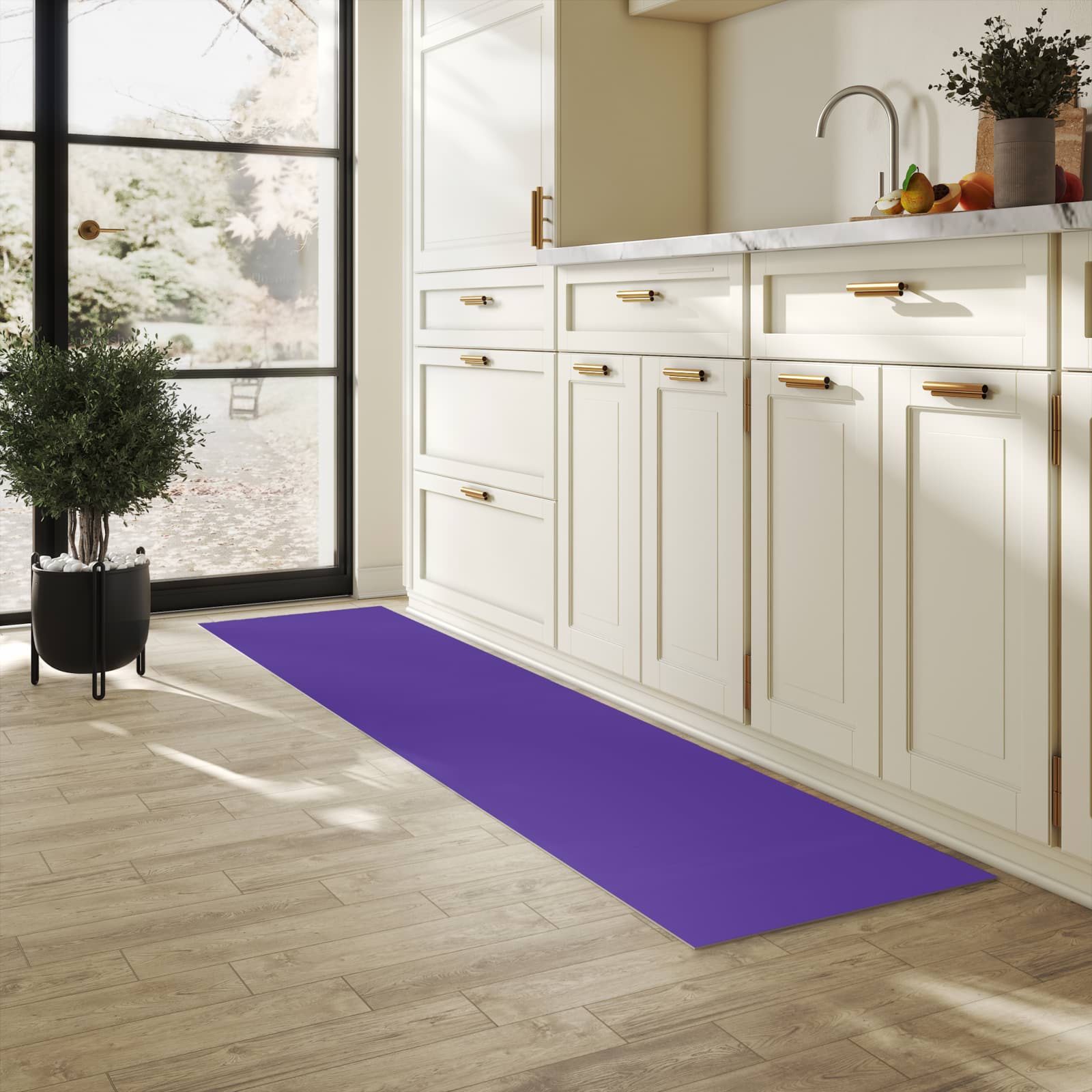 Hygienischer Küchenteppich mit Motiv Lila Hintergrund I in heller Küche - abwaschbar