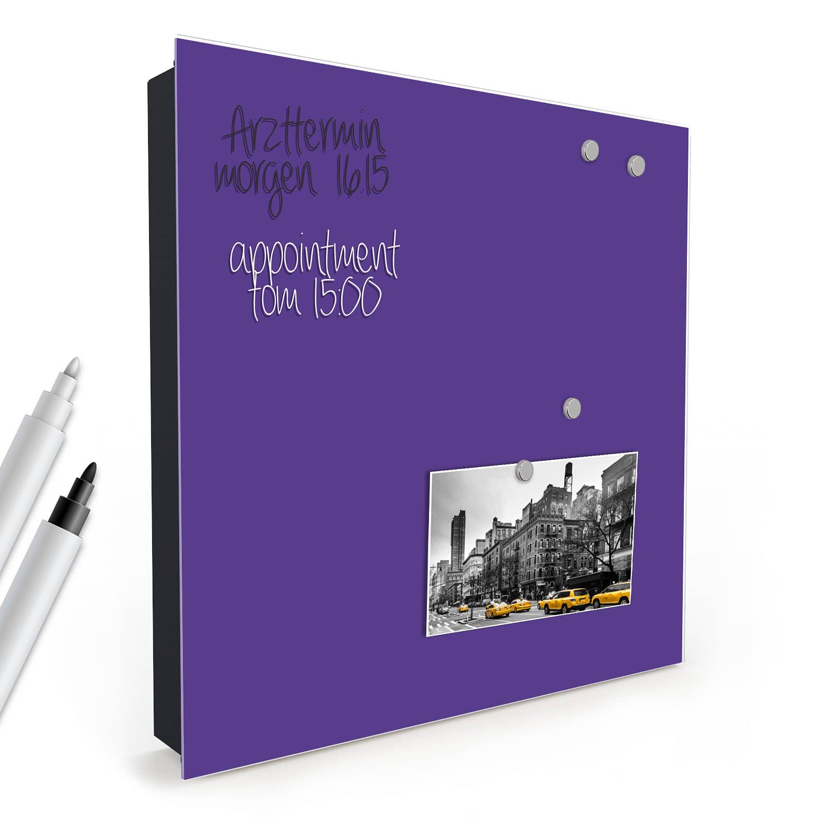 Aufgeräumter Schlüsselkasten mit Motiv Lila Hintergrund I in schräger Produktansicht mit Zubehör