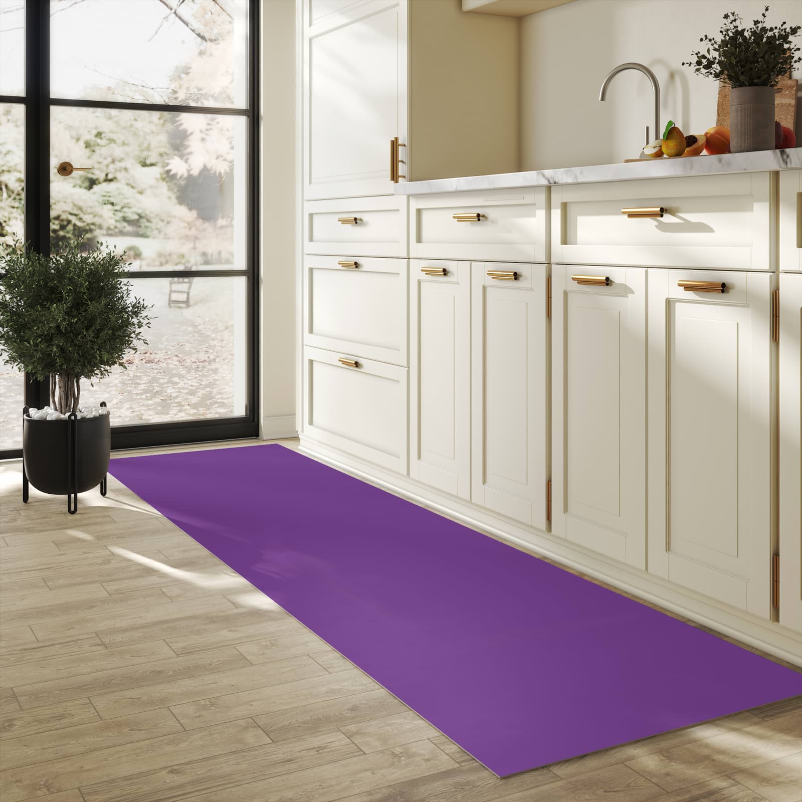 Langlebiger waschbarer Küchenläufer mit Motiv Lila Hintergrund II in heller Küche