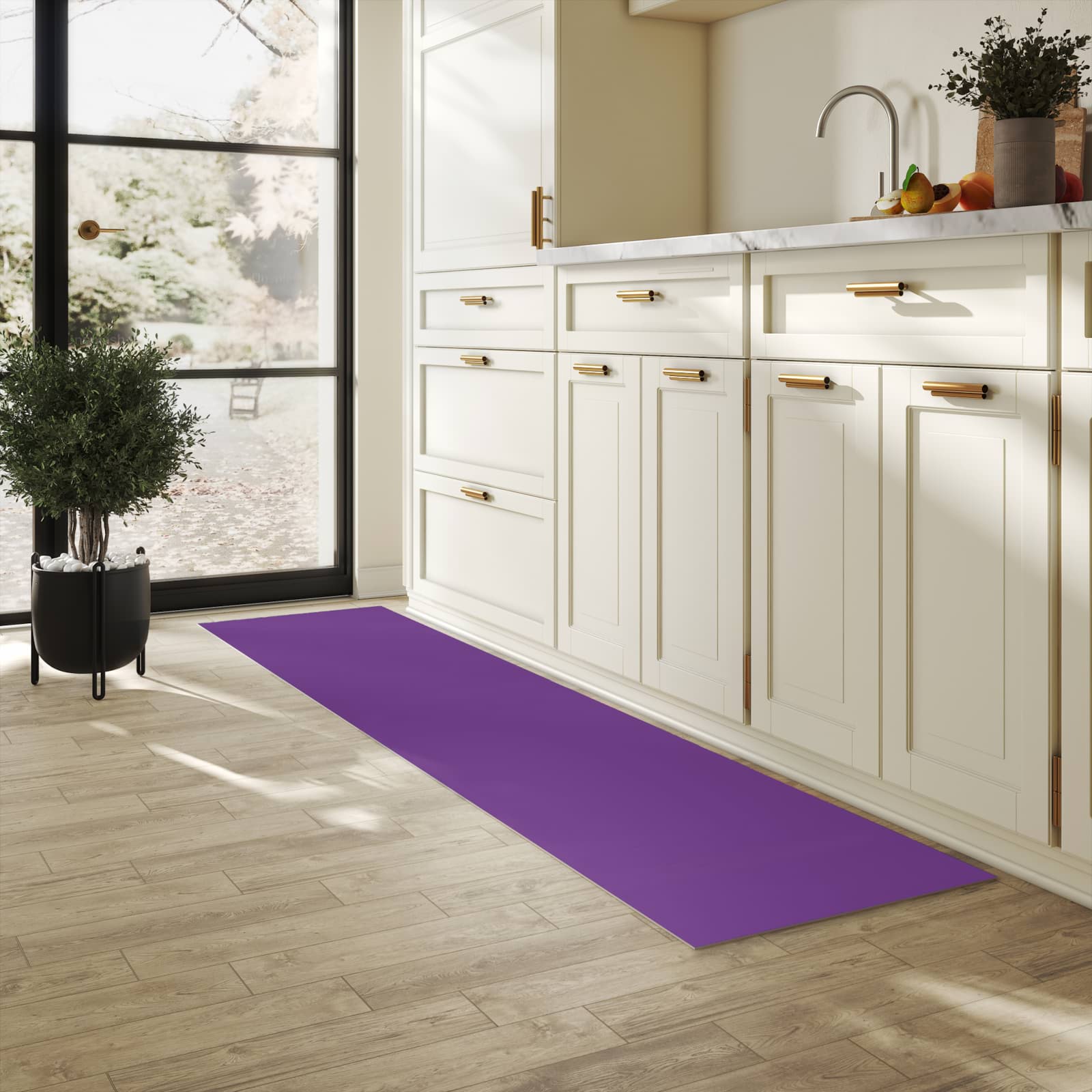 UV-beständiger Küchenläufer mit Motiv Lila Hintergrund II in heller Küche