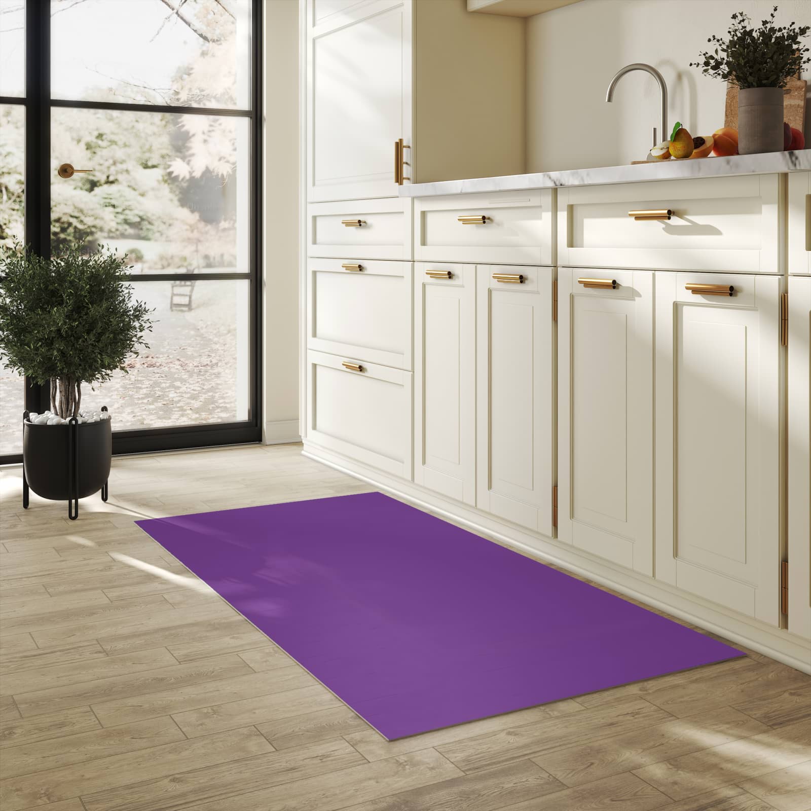 Flacher rutschfester Küchenläufer mit Motiv Lila Hintergrund II in heller Küche
