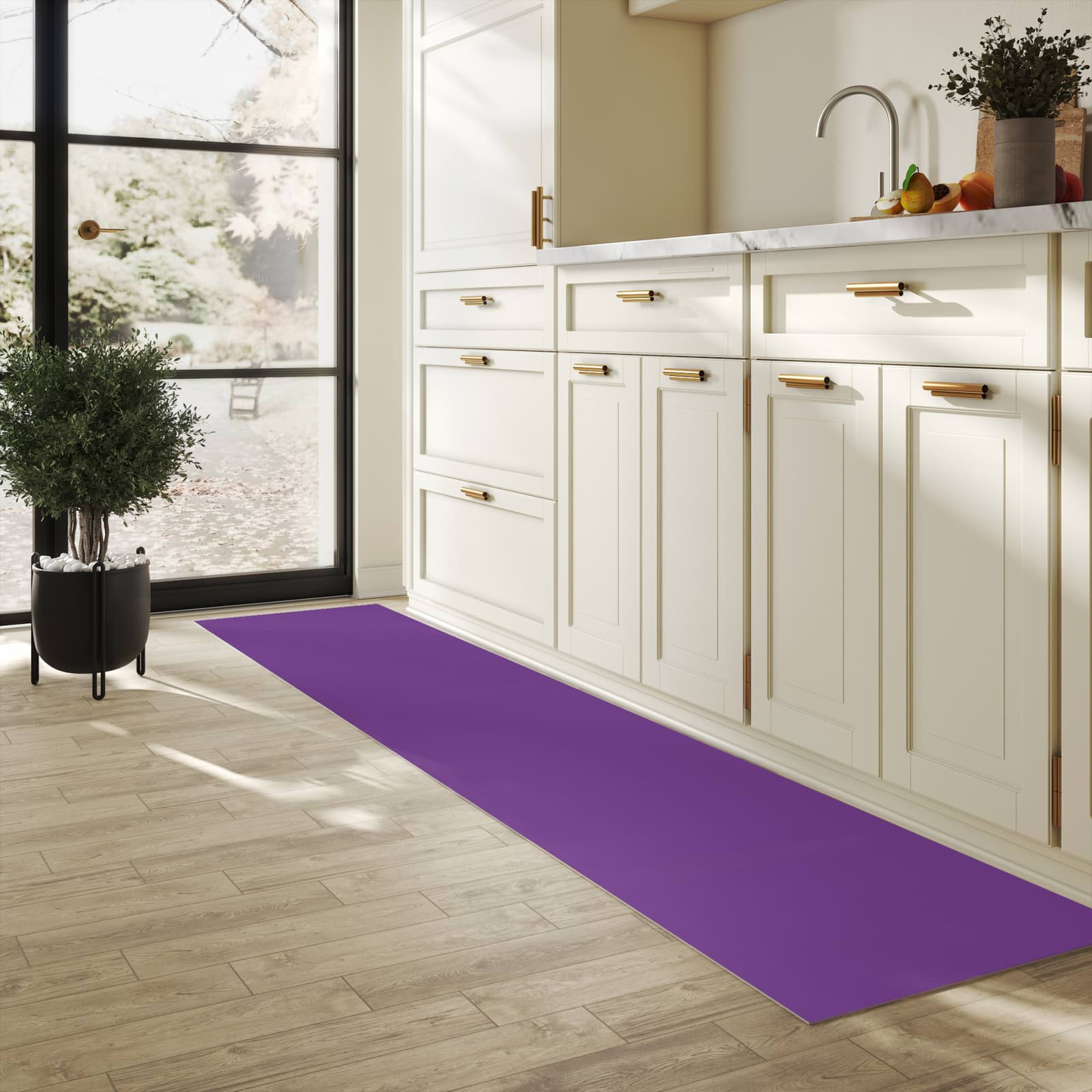 Komfortabler Küchenläufer mit Motiv Lila Hintergrund II in heller Küche