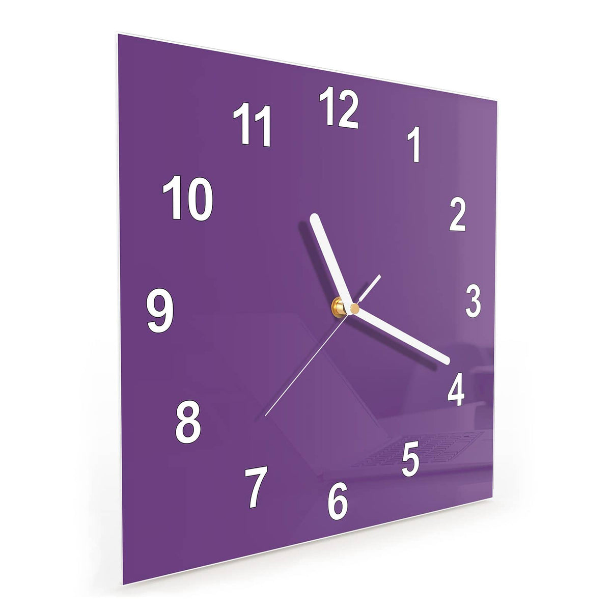 Quadratische Wanduhr aus Glas Pflaumenlila schräg von der Seite, 4 mm starkes Glas