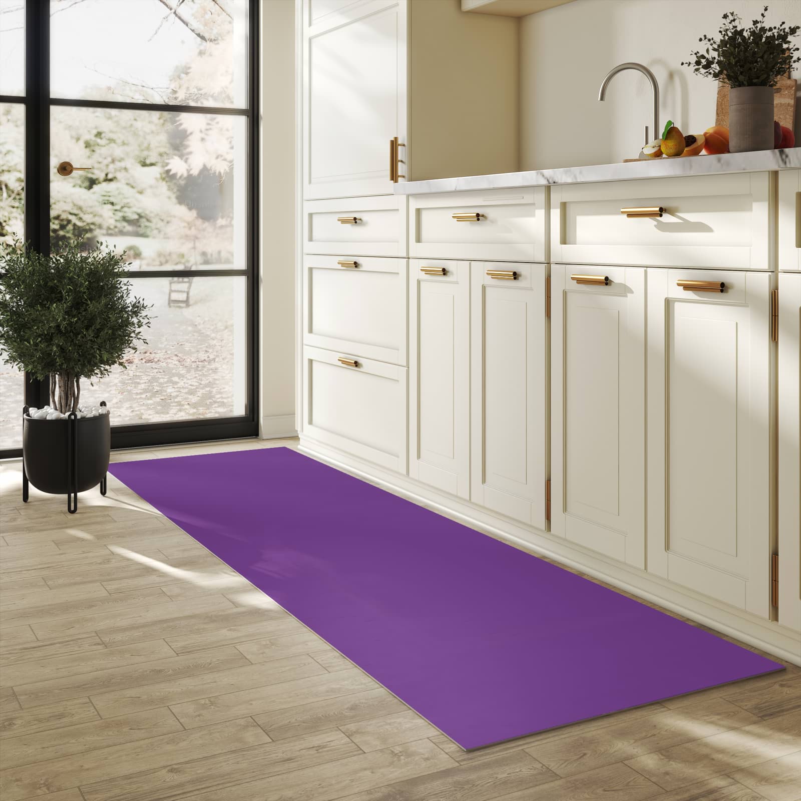 Geruchsneutraler rutschfester Küchenläufer mit Motiv Lila Hintergrund II in heller Küche