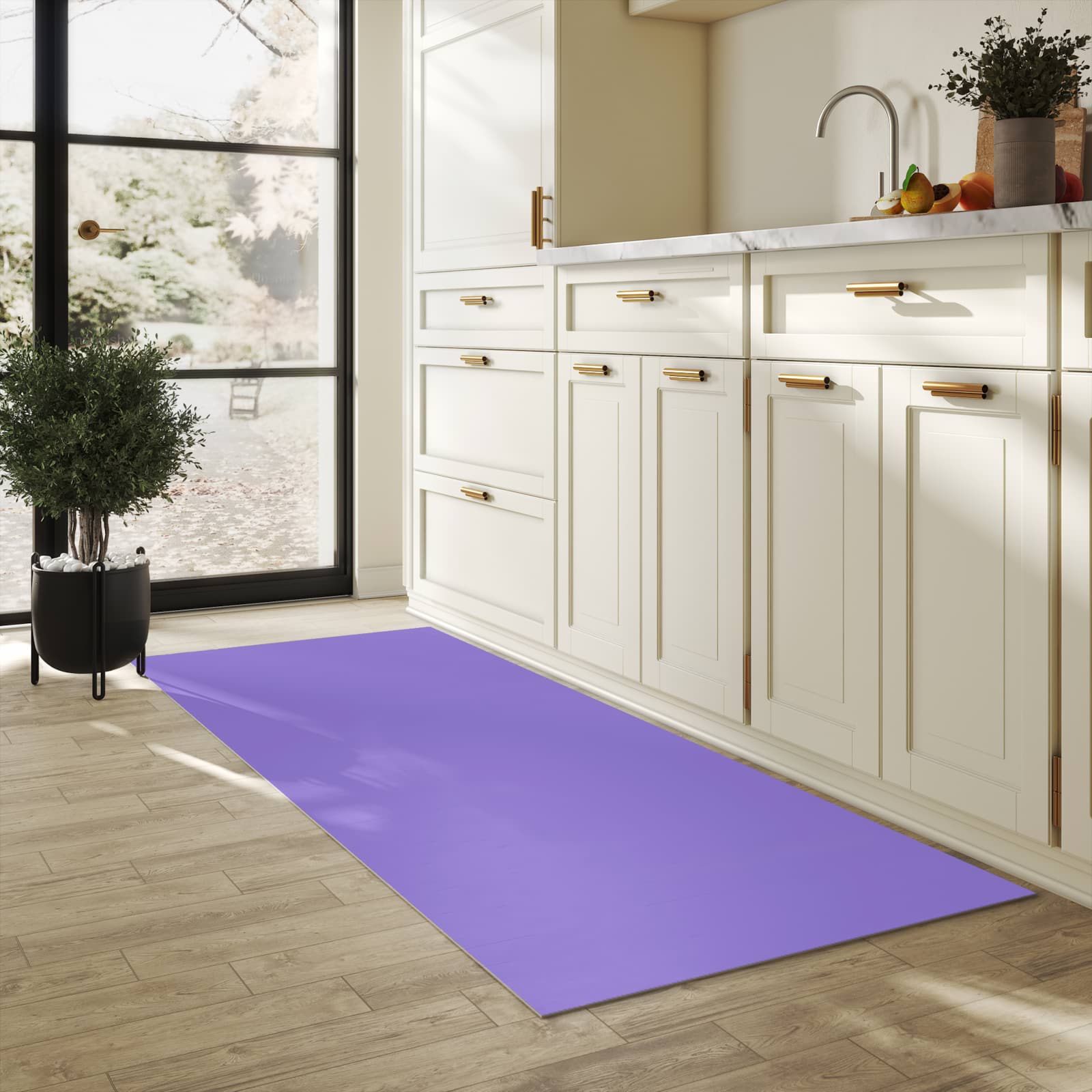 Formstabiler waschbarer Küchenteppich mit Motiv Violetter Hintergrund I in heller Küche