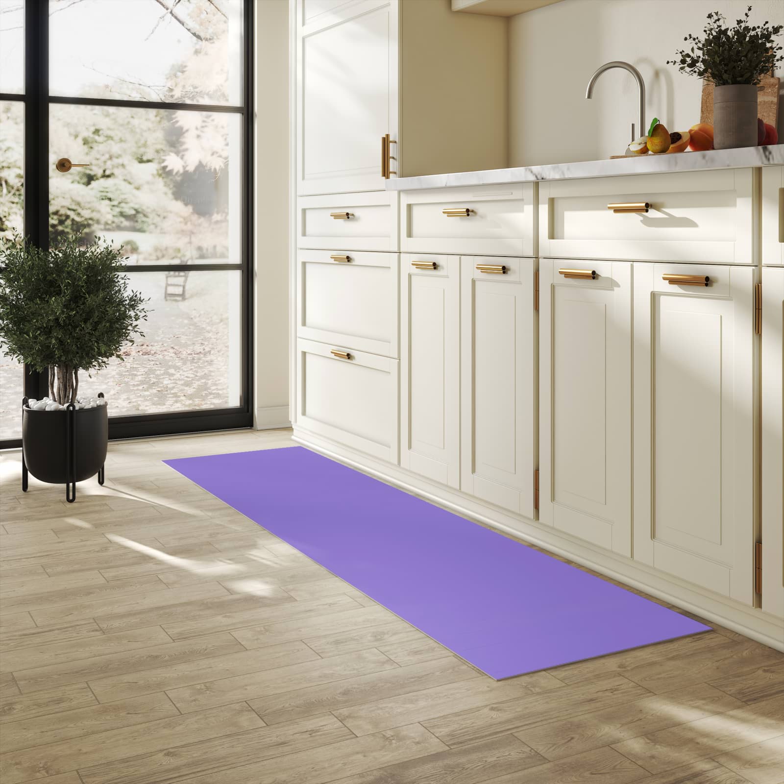 Strapazierfähiger Teppich für Esstisch mit Motiv Violetter Hintergrund I in heller Küche