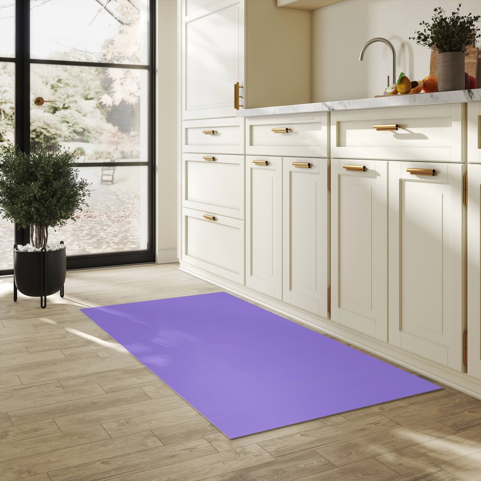 Farbbeständiger Küchenteppich mit Motiv Violetter Hintergrund I in heller Küche